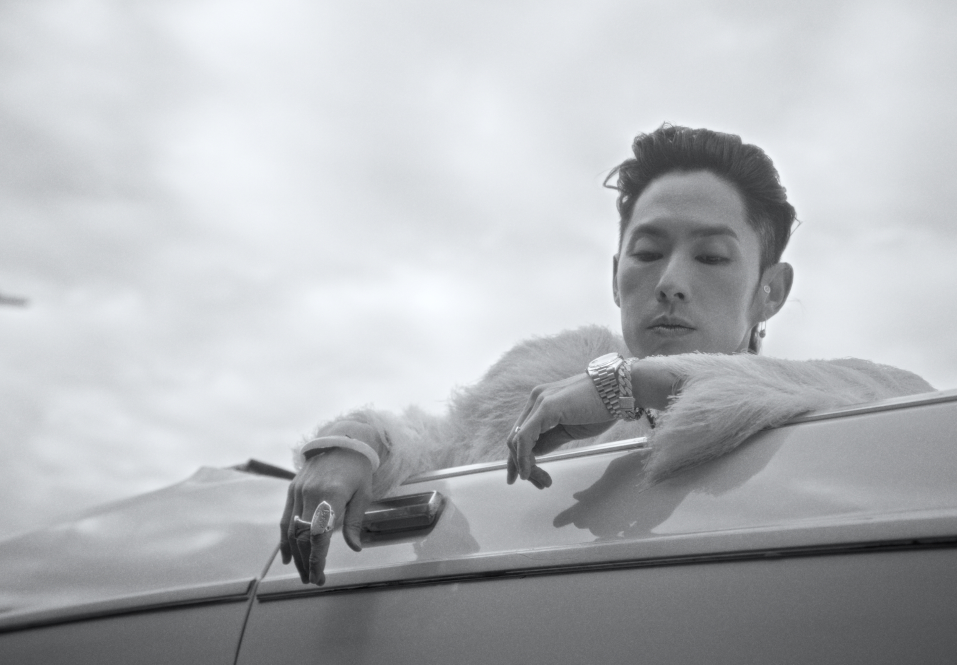 吳建豪新歌〈Ur The Reason〉MV使用黑白色調。（相信音樂提供）