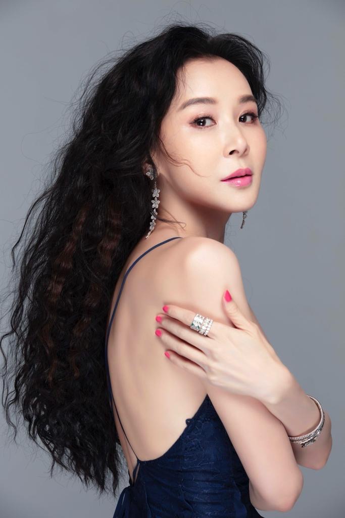 人美心美的蕭薔已經連續28年發行慈善年曆。（珍世美學慈善基金會提供）