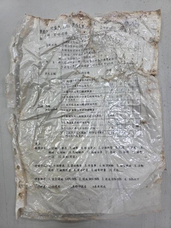 竹市華德福實驗學校校內草皮挖出多種營建廢料，施工廠商與非法掩埋廢棄物於新竹棒球場的廠商相同。（竹市府提供）