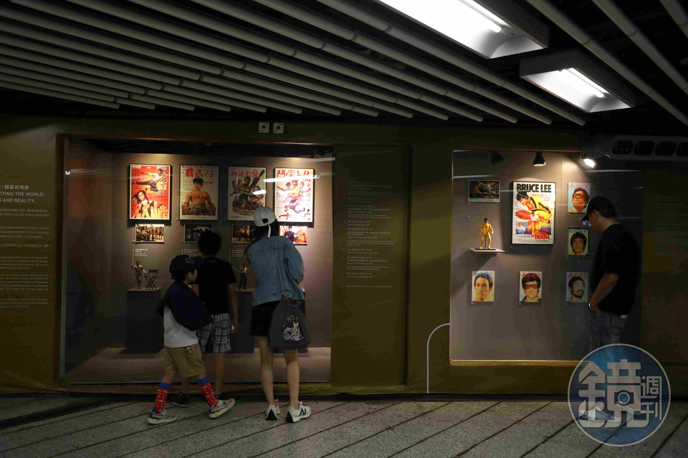 《李小龍誕生85周年紀念展—無形之道》吸引許多人專程來地鐵站看展。