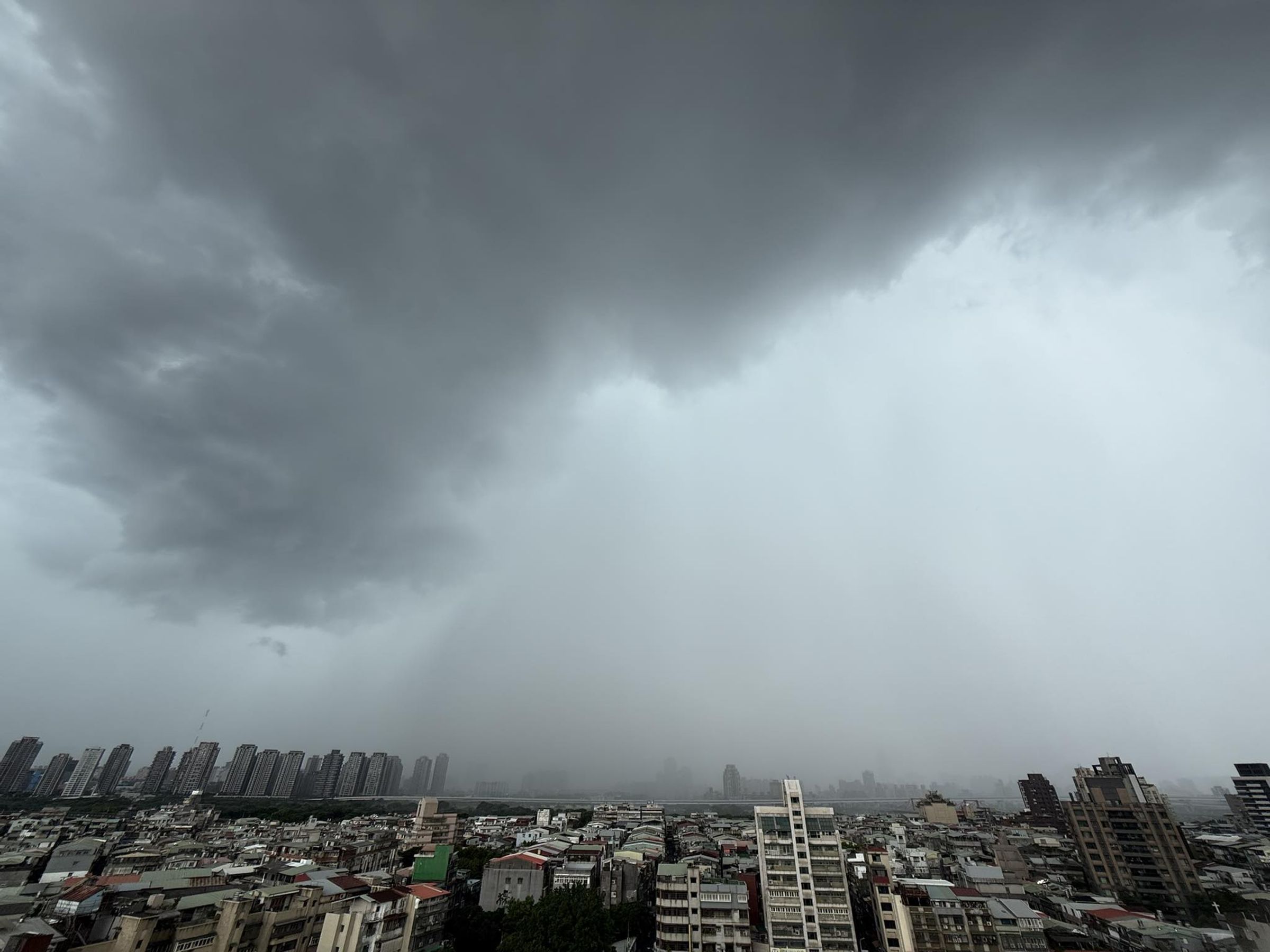 鄭明典於臉書分享網友拍下的北部大雨來臨前的雨瀑照。（翻攝鄭明典臉書）