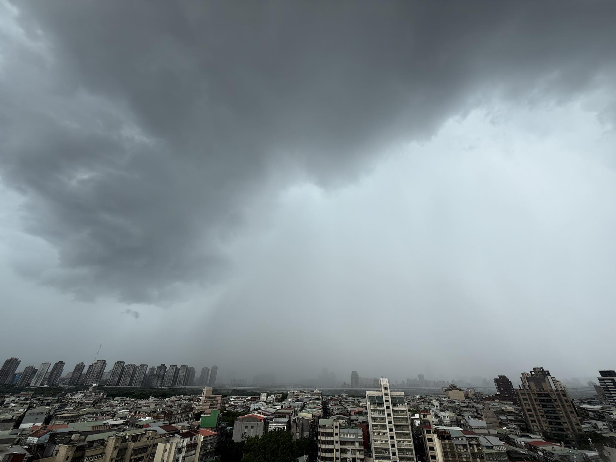 鄭明典於臉書分享網友拍下的北部大雨來臨前的雨瀑照。（翻攝鄭明典臉書）