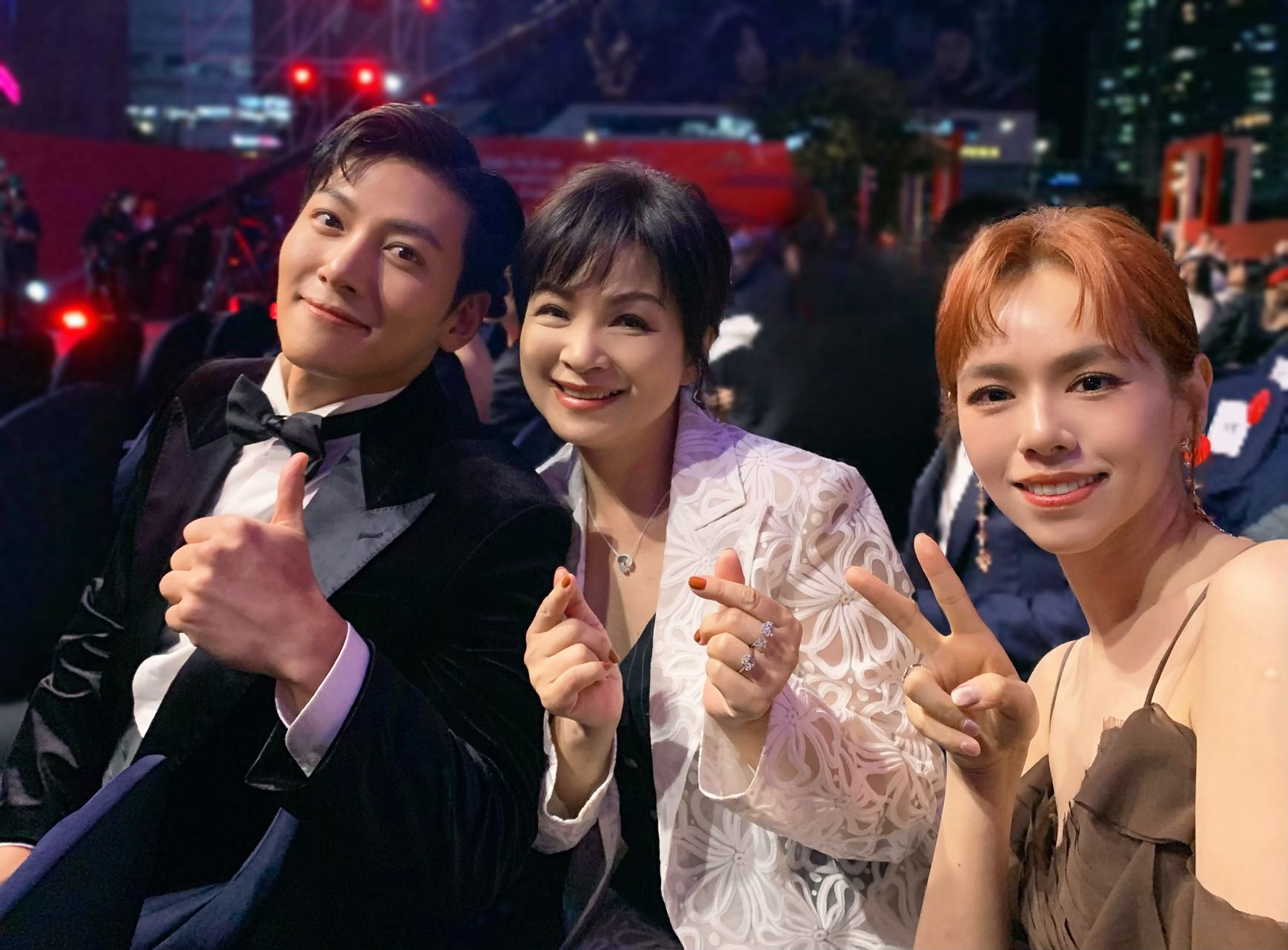 夏于喬與楊貴媚順利在紅毯上集郵到韓星池昌旭的同框照，幾乎忘了自己入圍金馬獎。（牽猴子提供）