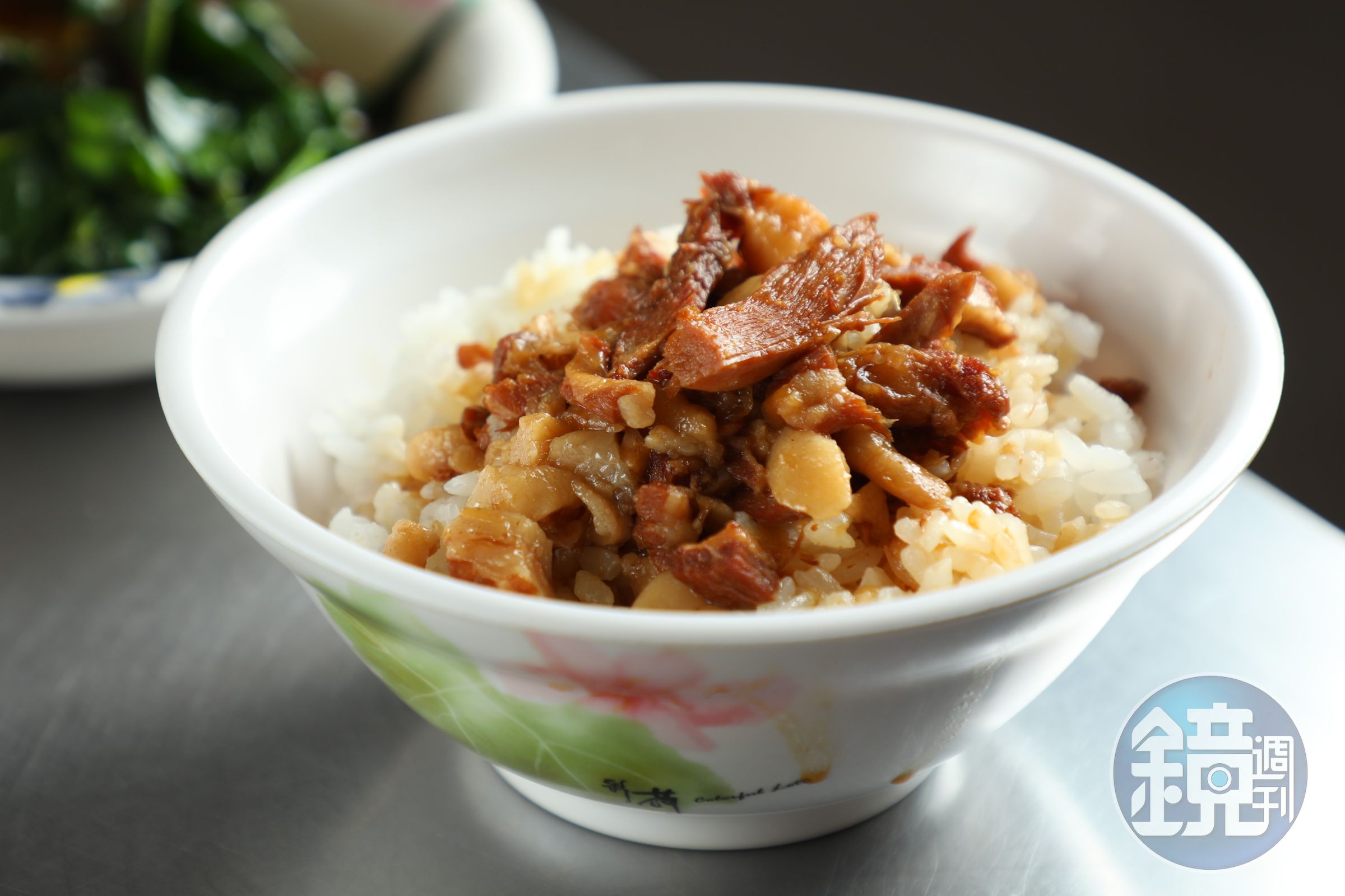 「滷肉飯」有肥肉丁和瘦肉條，味道清爽不油膩。（40元／碗）