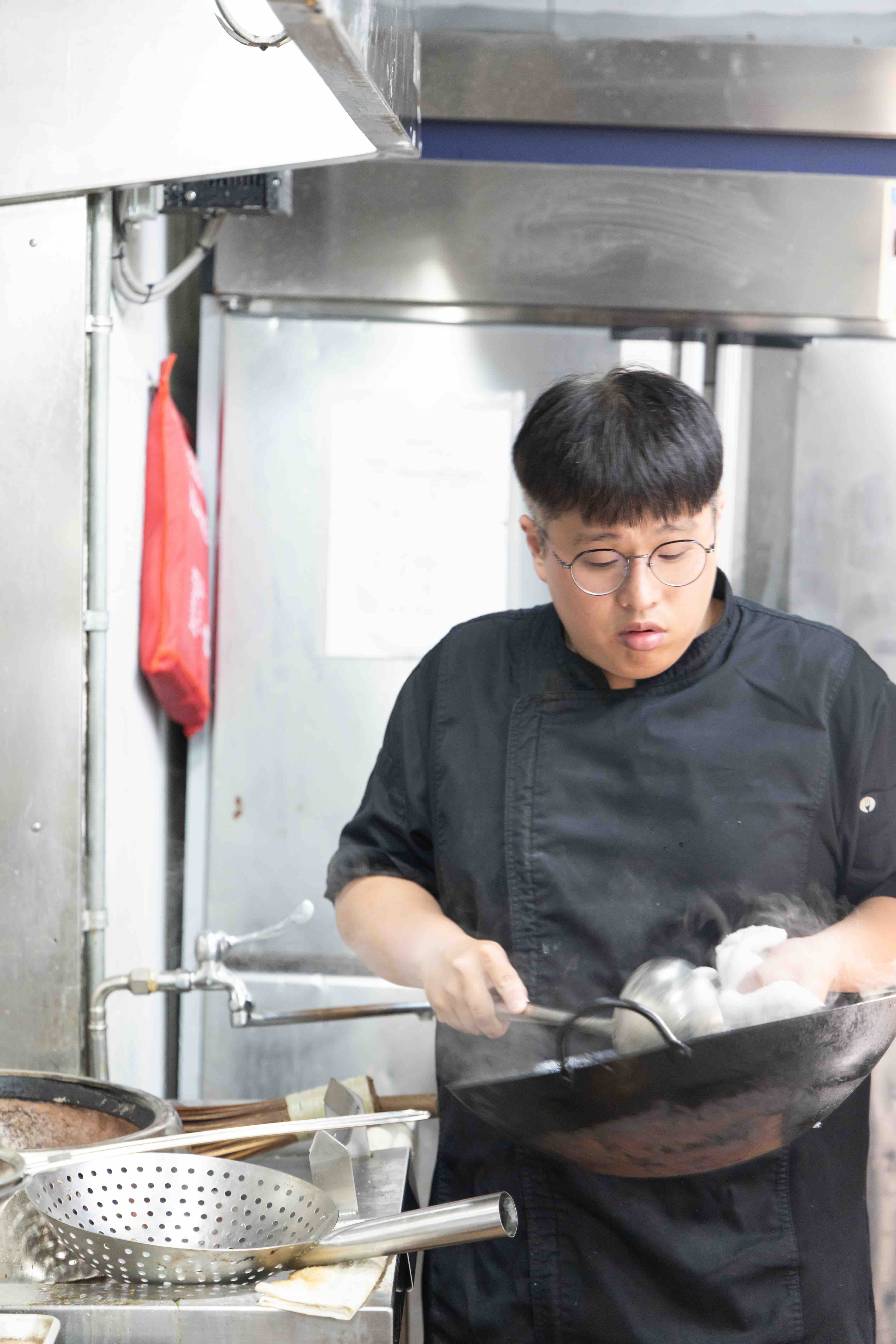 黃冠傑學徒時期從熬雞湯的基本功學起,如今光憑湯汁從勺中滴落的狀態,就能判斷火候。