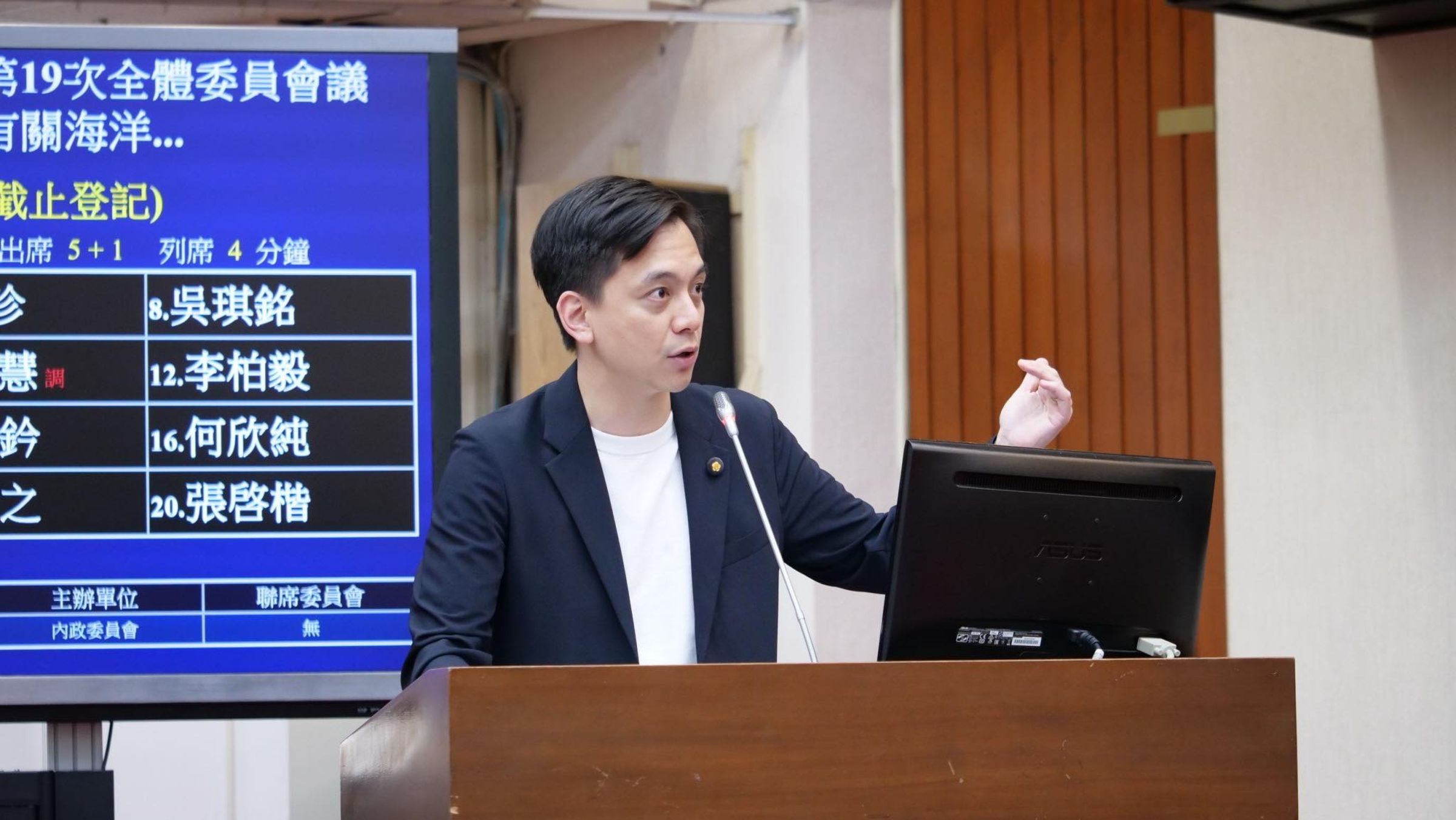 牛煦庭喊話司法介入調查，是否涉及違法募款問題，並再次叫戰陳曉煒公開辯論，別躲躲藏藏。（翻攝自臉書@牛煦庭）