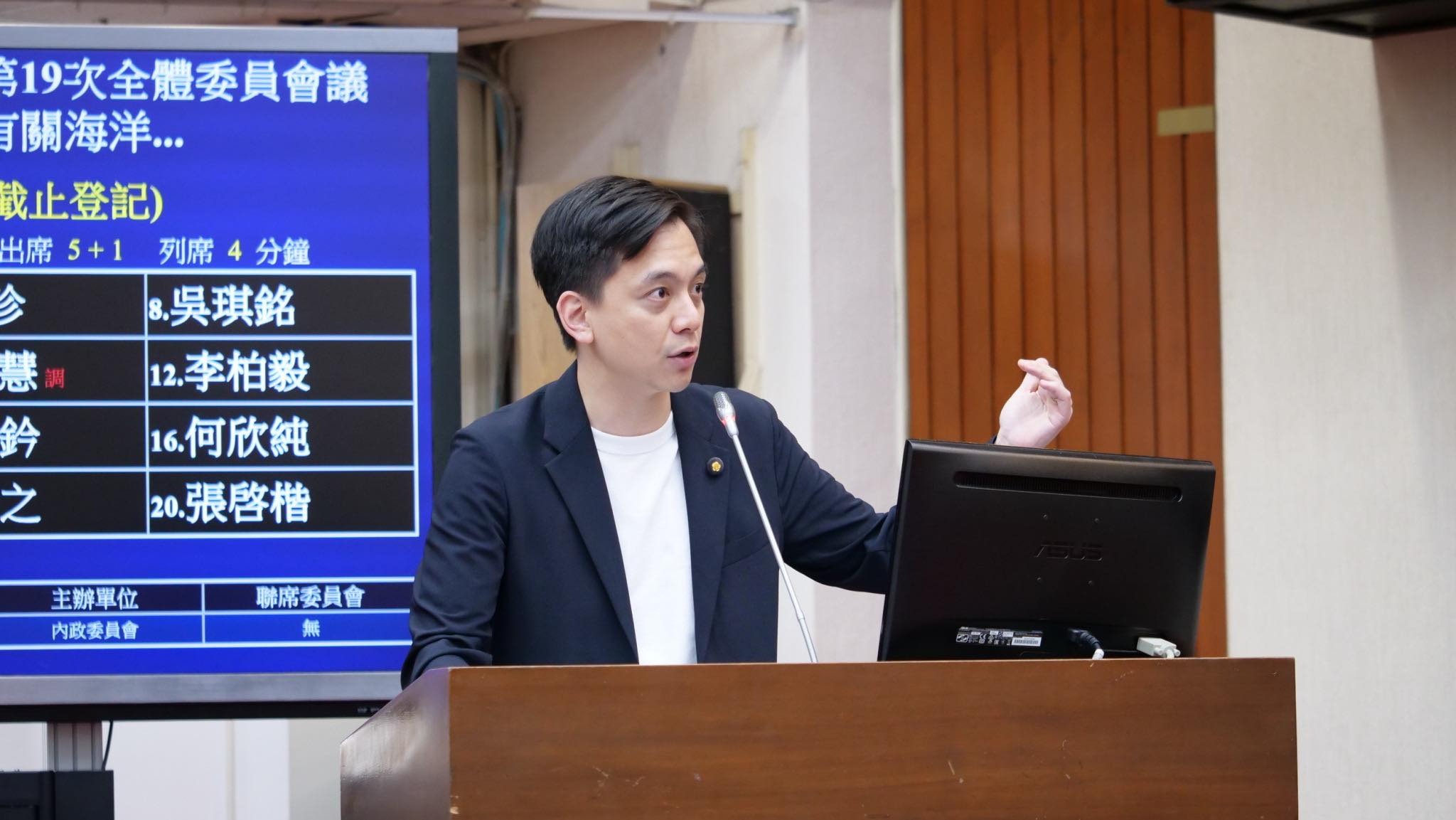 牛煦庭喊話司法介入調查，是否涉及違法募款問題，並再次叫戰陳曉煒公開辯論，別躲躲藏藏。（翻攝自臉書@牛煦庭）