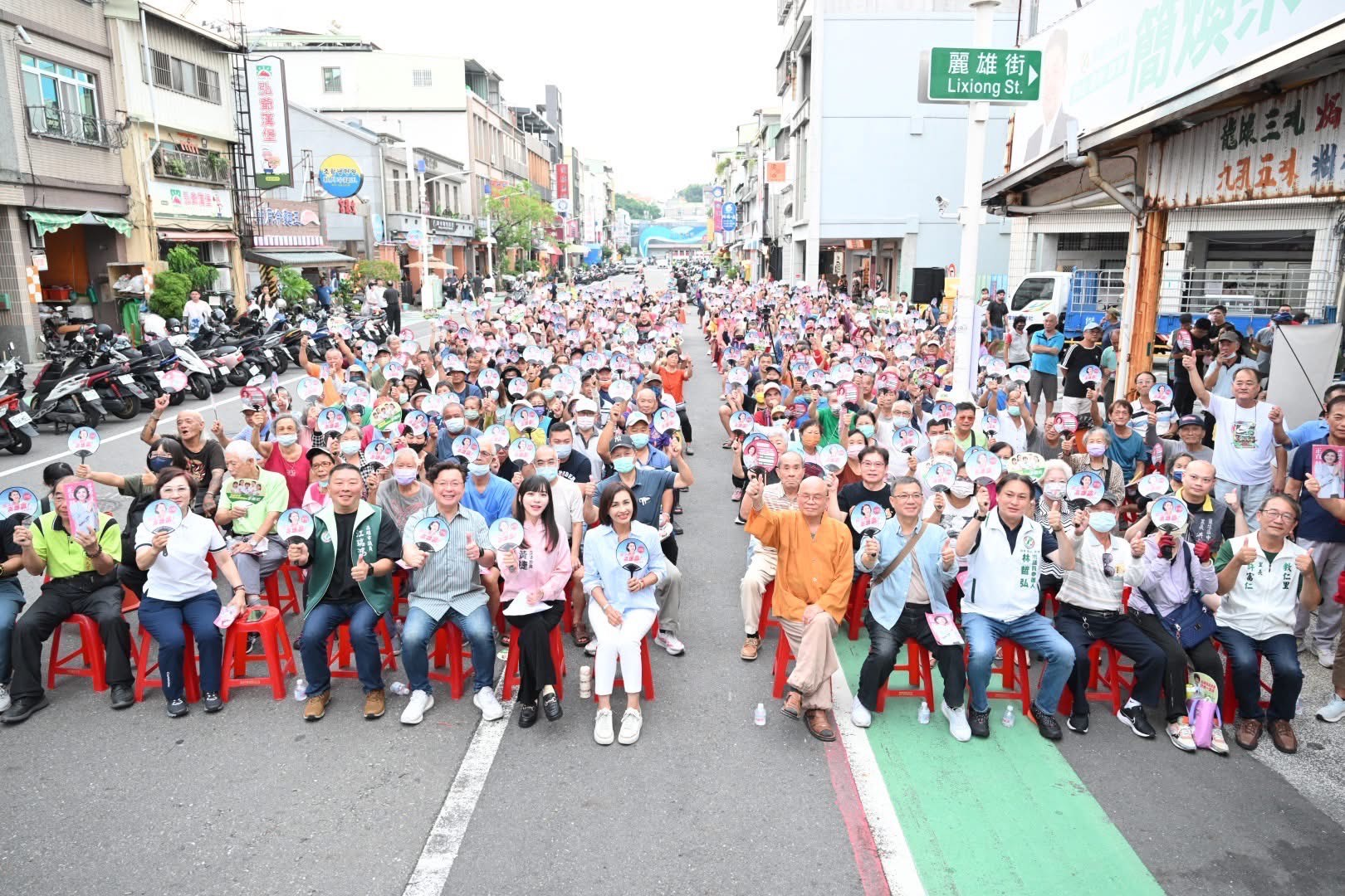 該座談會有36位在地里長出席，甚至被視為藍營票倉的鼓山里長，也罕見現身力挺。（翻攝邱議瑩臉書）