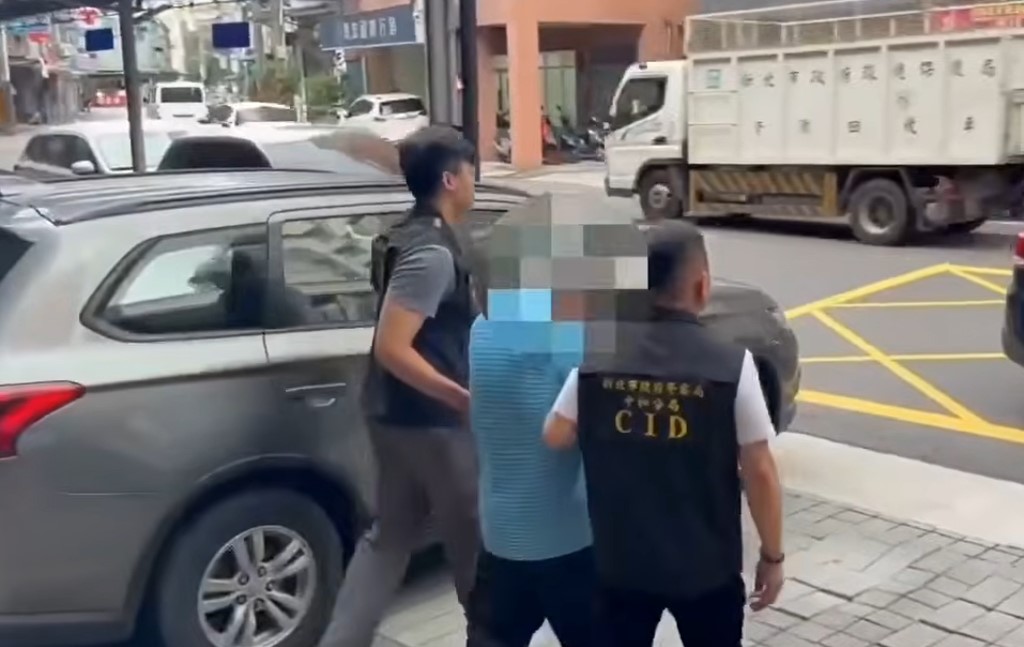 張姓老翁涉嫌砍殺媳婦致死，遭警方逮捕。（翻攝畫面）