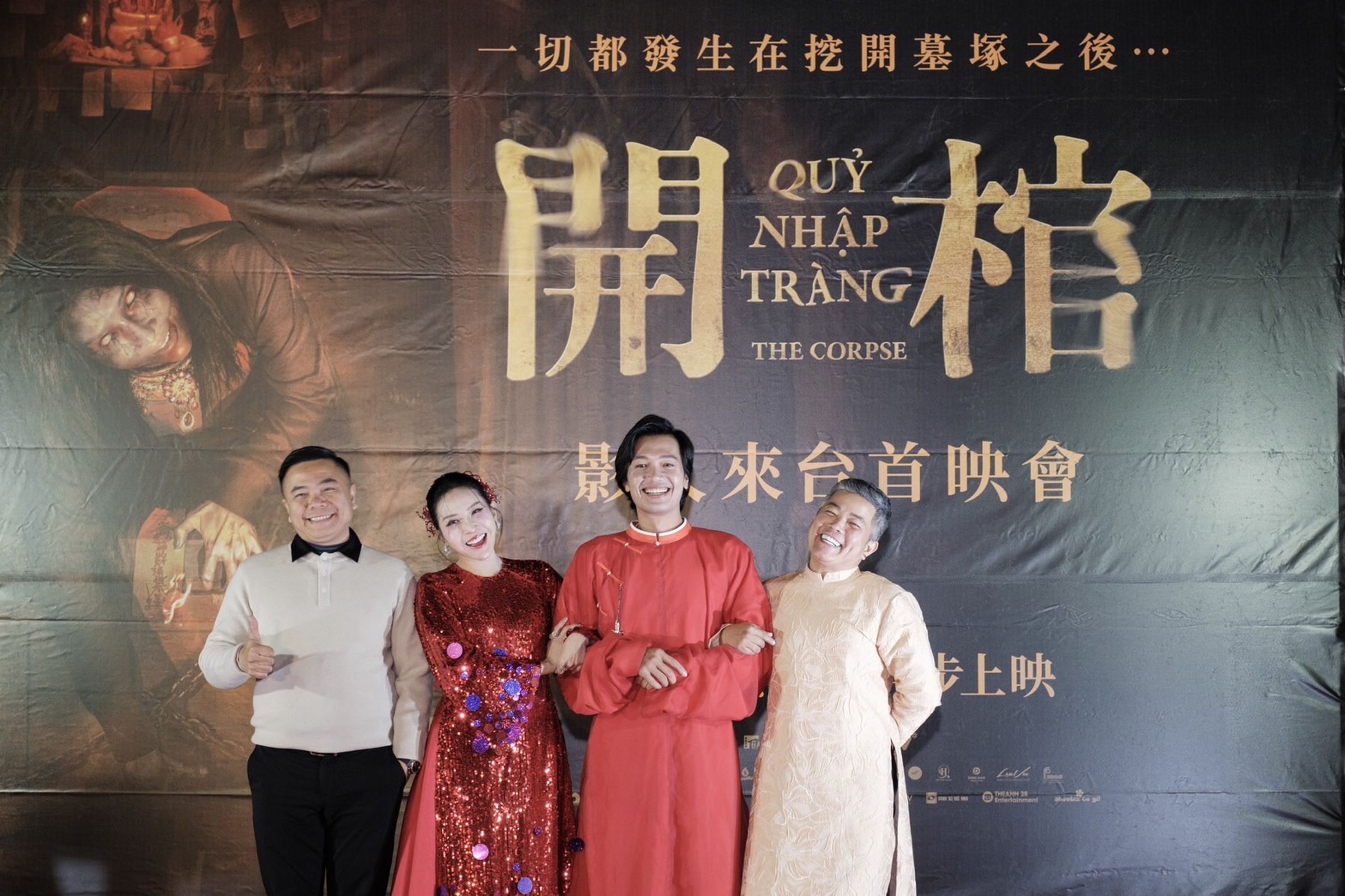 越南驚悚片《開棺》來台舉辦首映會,製片聶徵率主演陳可如、吳光俊及演員阮黎璜接受媒體訪問。(車庫娛樂提供)