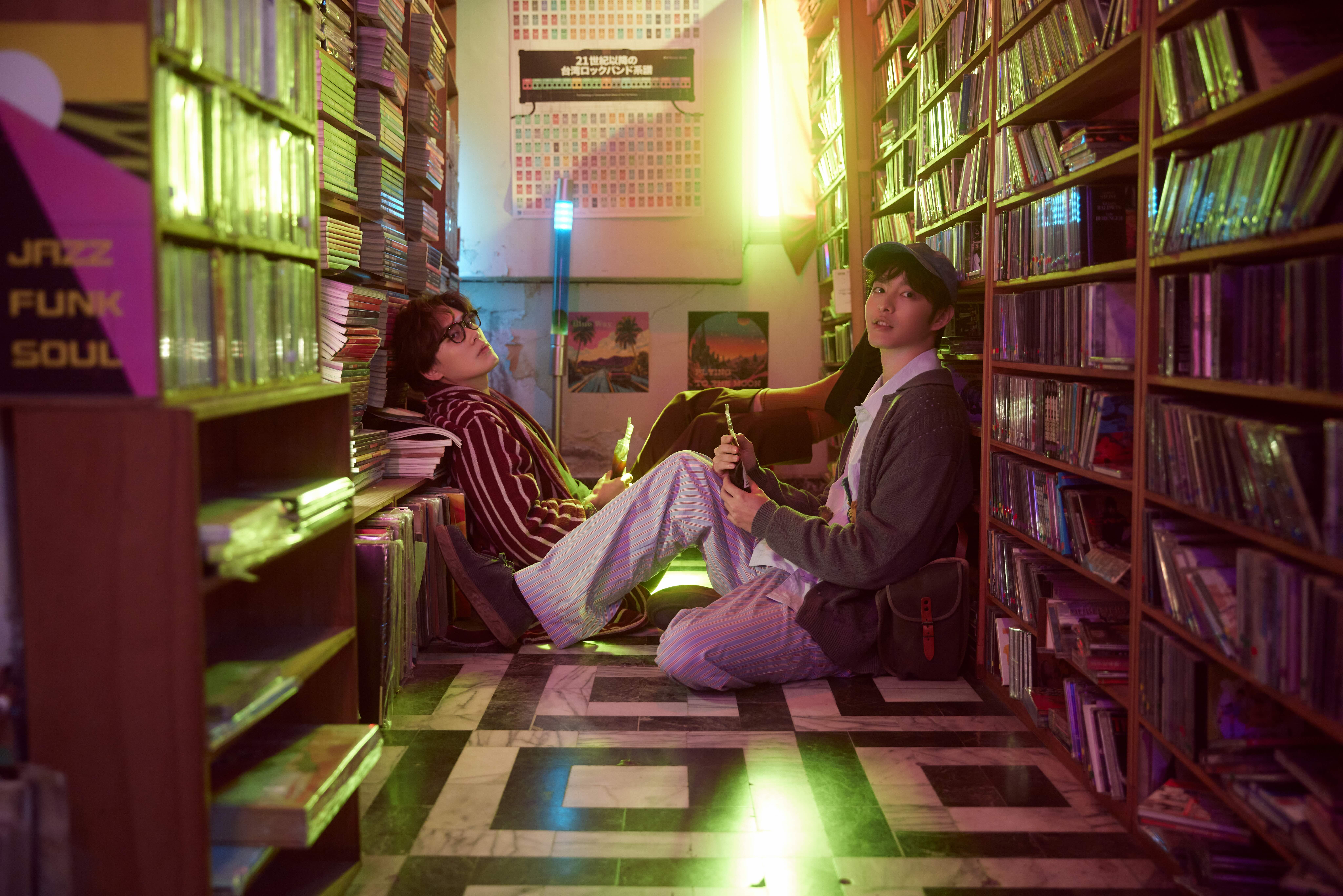 雲安飾演錄影帶店神祕老闆，與曹佑寧首度合作。（相信音樂提供）