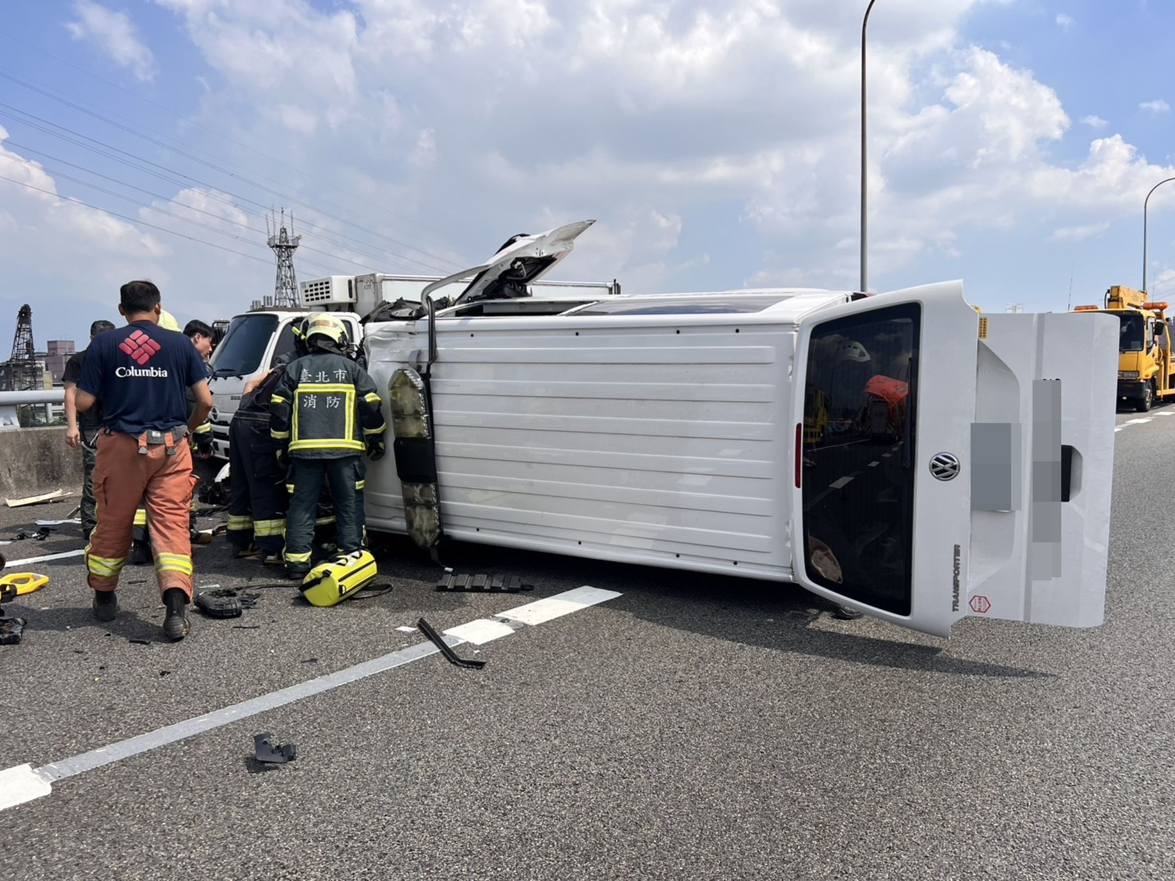 民間救護車行駛路肩時，未注意車前狀況，追撞故障的小貨車肇事。（翻攝畫面）