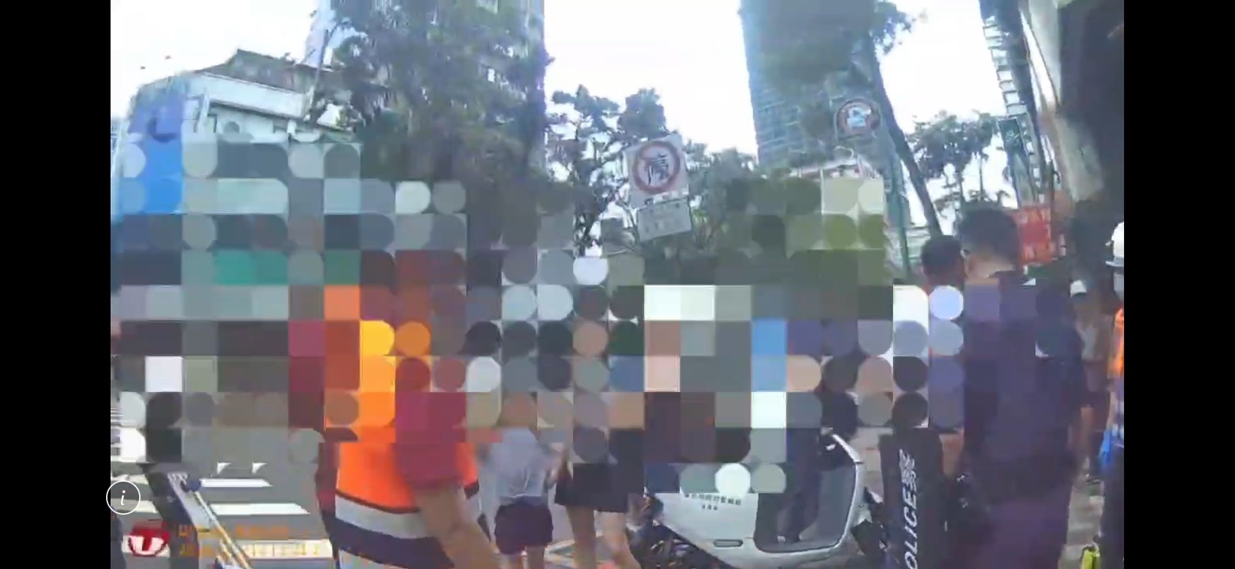 計程車運將與小客車駕駛因行車糾紛,在街頭上演全武行,警方到場將2人帶回警局偵辦。