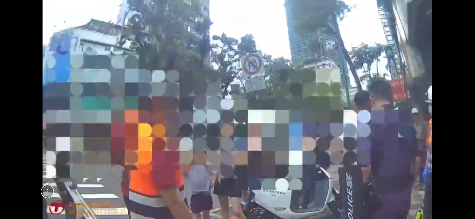 計程車運將與小客車駕駛因行車糾紛，在街頭上演全武行，警方到場將2人帶回警局偵辦。