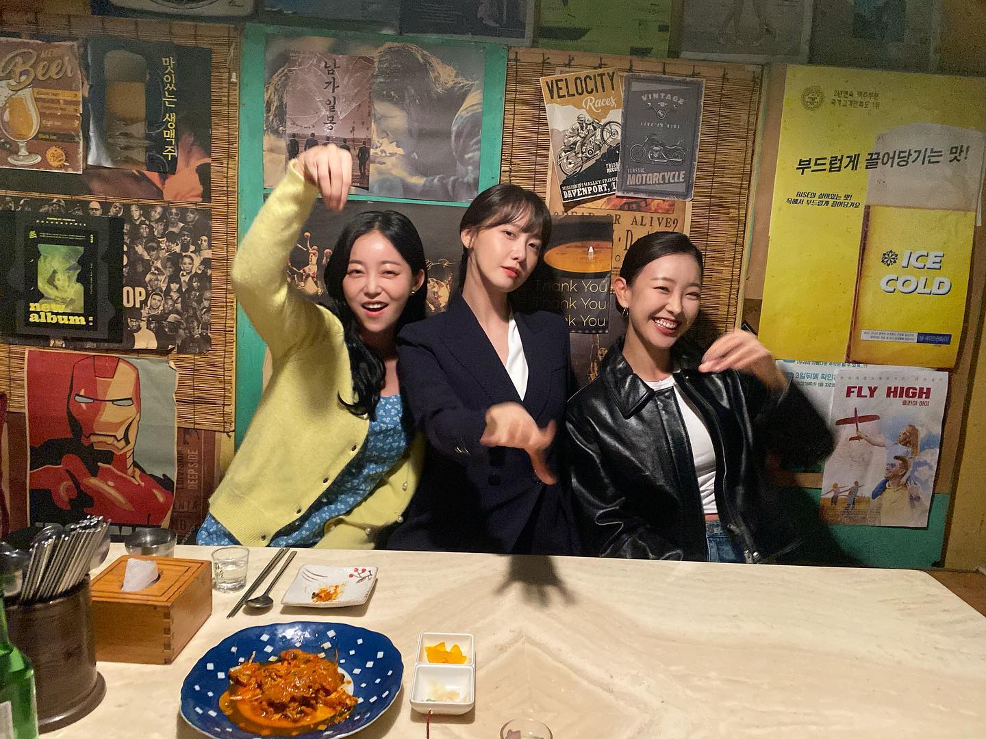 金佳恩（左）在《歡迎來到王之國》是潤娥（中）的櫃姐閨密。（翻攝金佳恩INS)