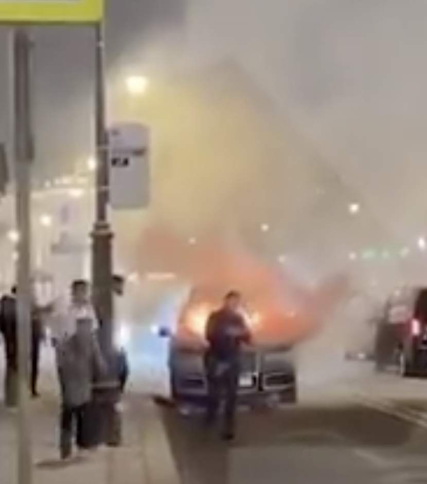 一輛疑似普丁車隊的公務車在莫斯科街頭爆炸。（翻攝自X）