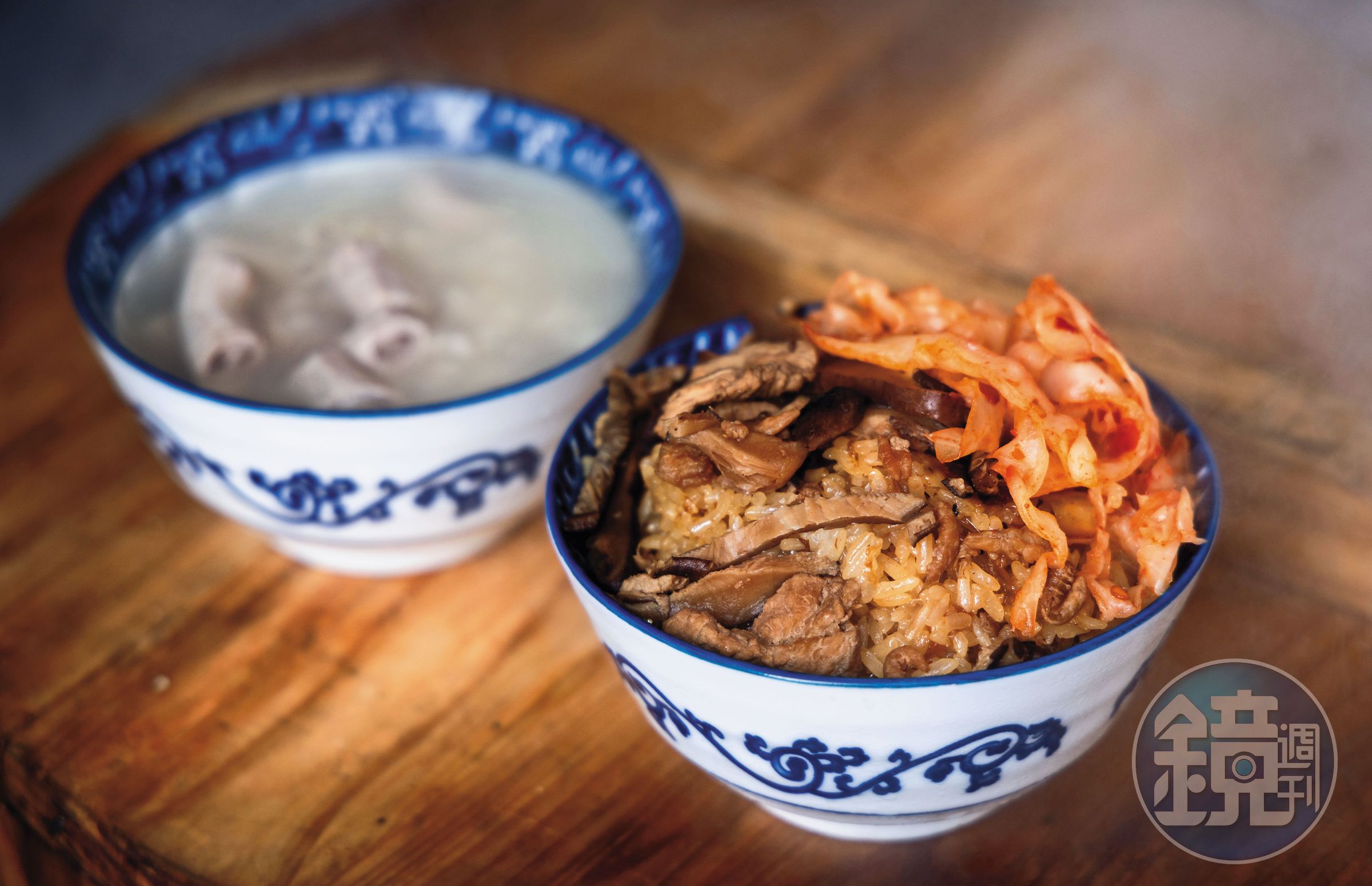 因為油飯只做外帶,陳政任捨棄遇蒸氣便軟爛的香菜,換搭自製辣脆泡菜。(油飯100元/斤,50元/碗 )
