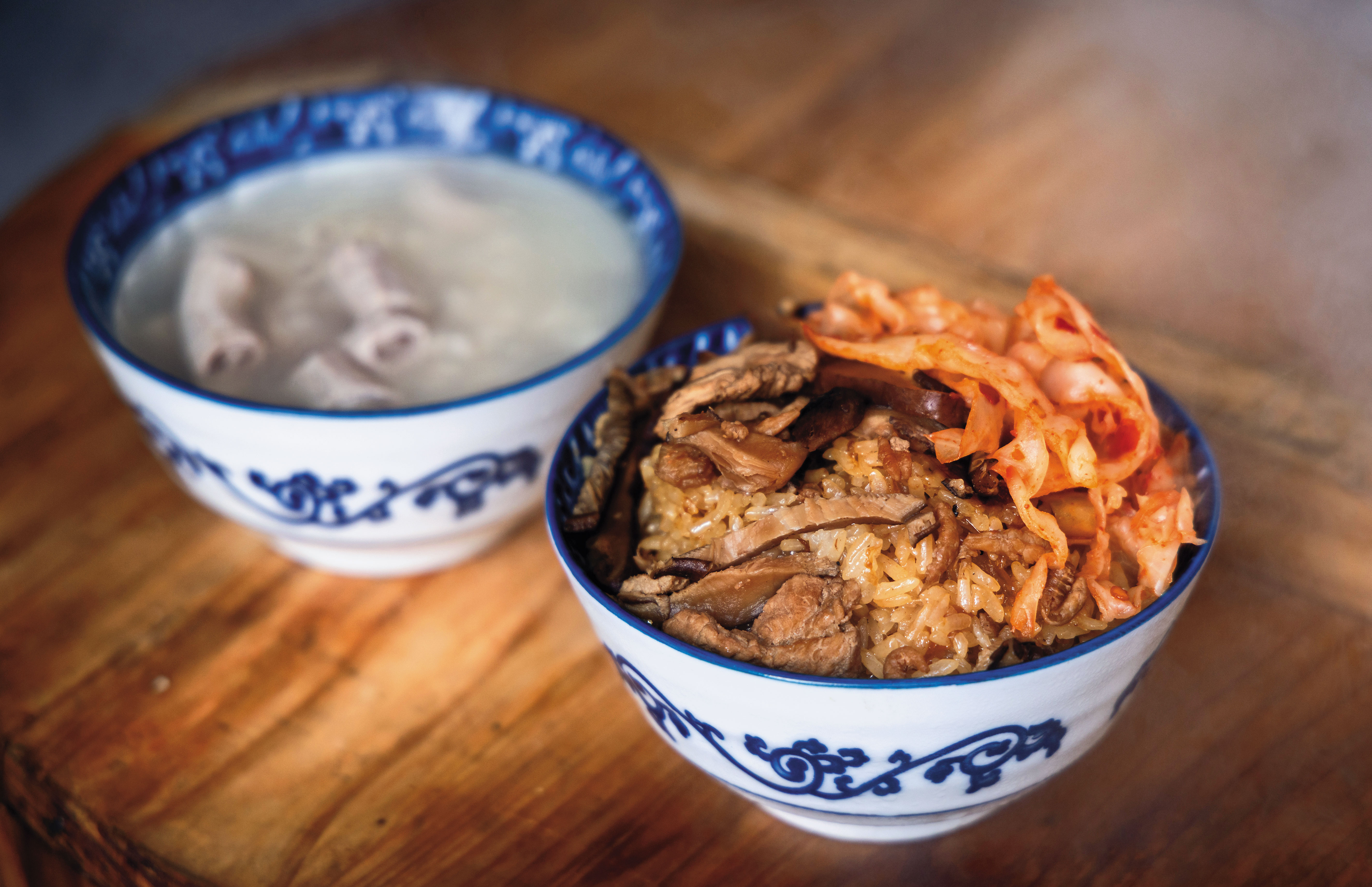 因為油飯只做外帶,陳政任捨棄遇蒸氣便軟爛的香菜,換搭自製辣脆泡菜。(油飯100元/斤,50元/碗 )
