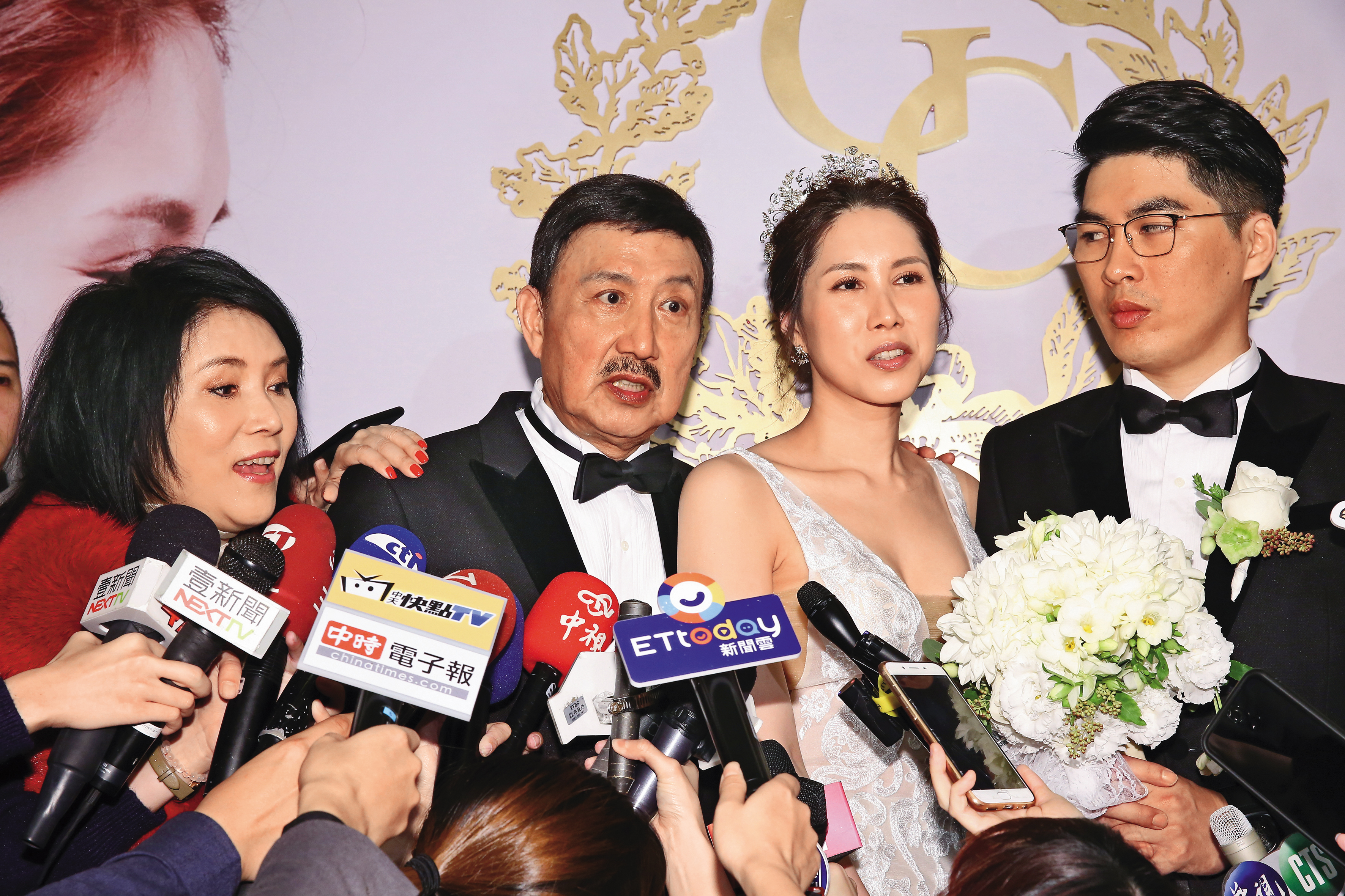 藝人余天（左2）與妻子李亞萍（左1）的女婿陳鑒（右1）涉當車手遭起訴，2人計畫爭取外孫的監護權。（本刊資料照）