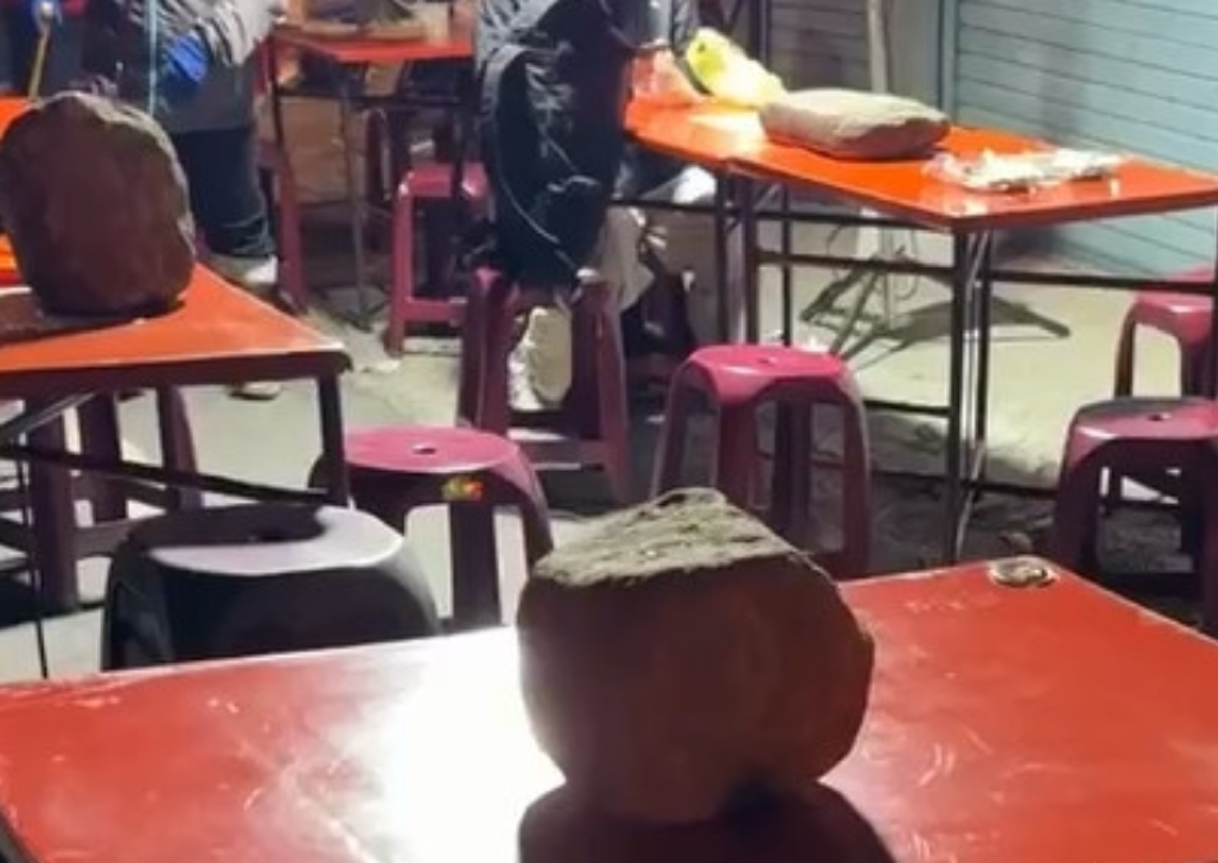 恆春夜市不少攤商為了怕桌子被強風吹倒,而擺上大石頭壓住桌子。(翻攝照片)