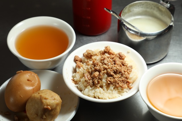 民生嘉義米糕開在台中，賣的是調味極單純的「米糕」。（45元／份，附柴魚湯）