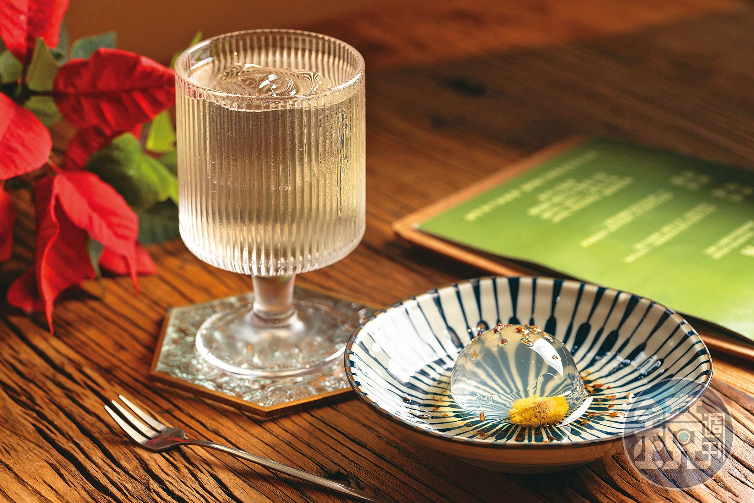 「門口的荔枝」（左，320元／杯）以啤酒花、荔枝、脫醇白酒調製，很適合搭配風味清淡素雅的「水信玄餅」（右，60元／個）。