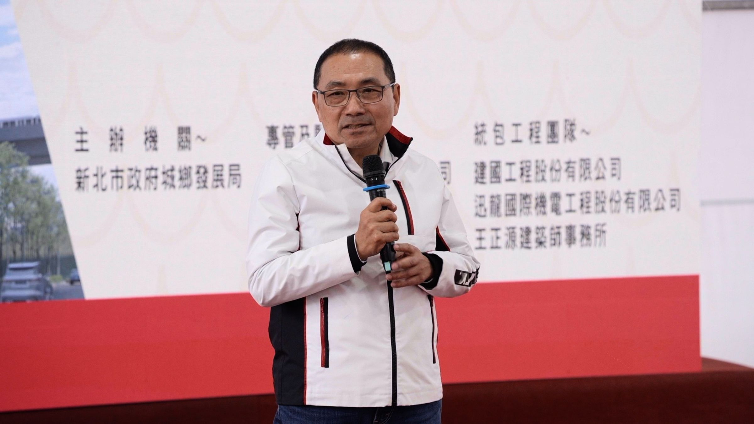 12日新北市三重區三重段的青年社會住宅正式開工，由市長侯友宜親自主持動土典禮，為工程順利與施工人員平安虔心祈福。