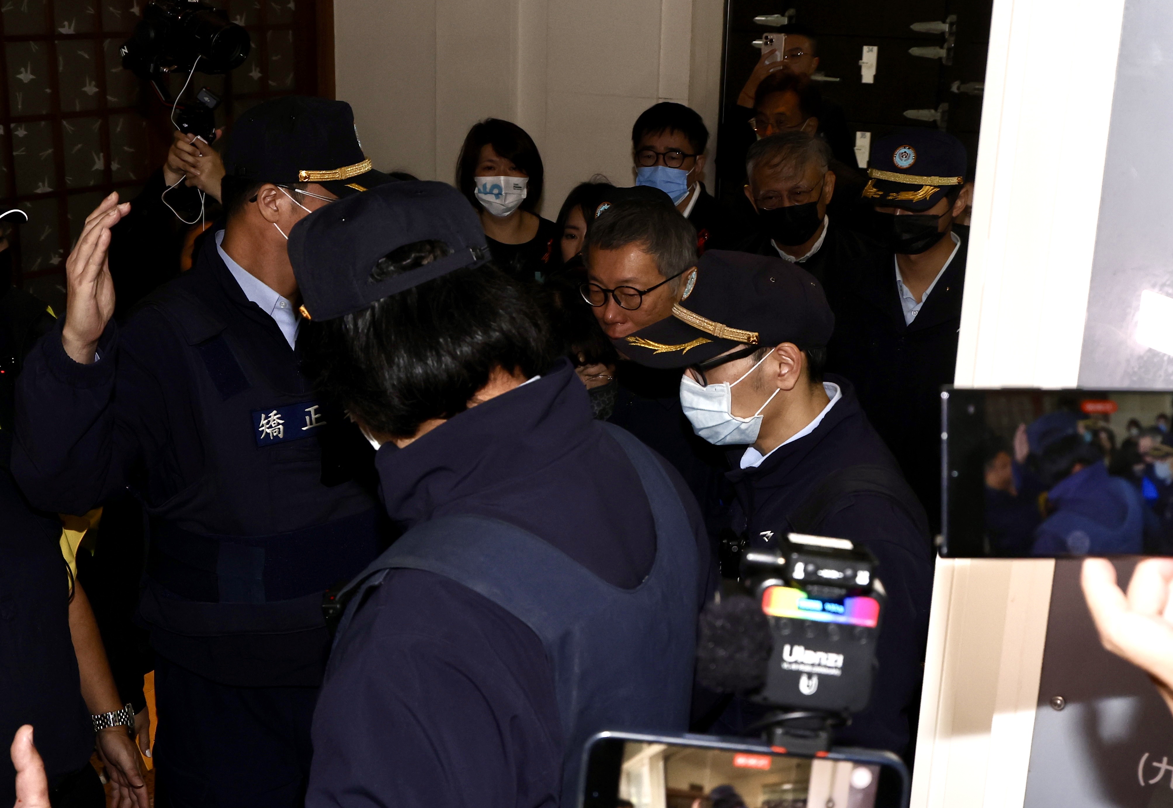 陳佩琪緊抱柯文哲長達10秒，遲遲不肯鬆手。