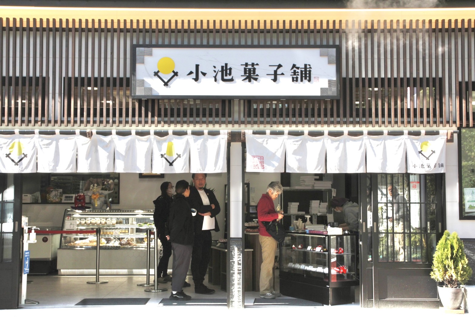 「小池菓子鋪」本店位於寧靜的住宅區當中，店內也有內用空間提供給客人使用。