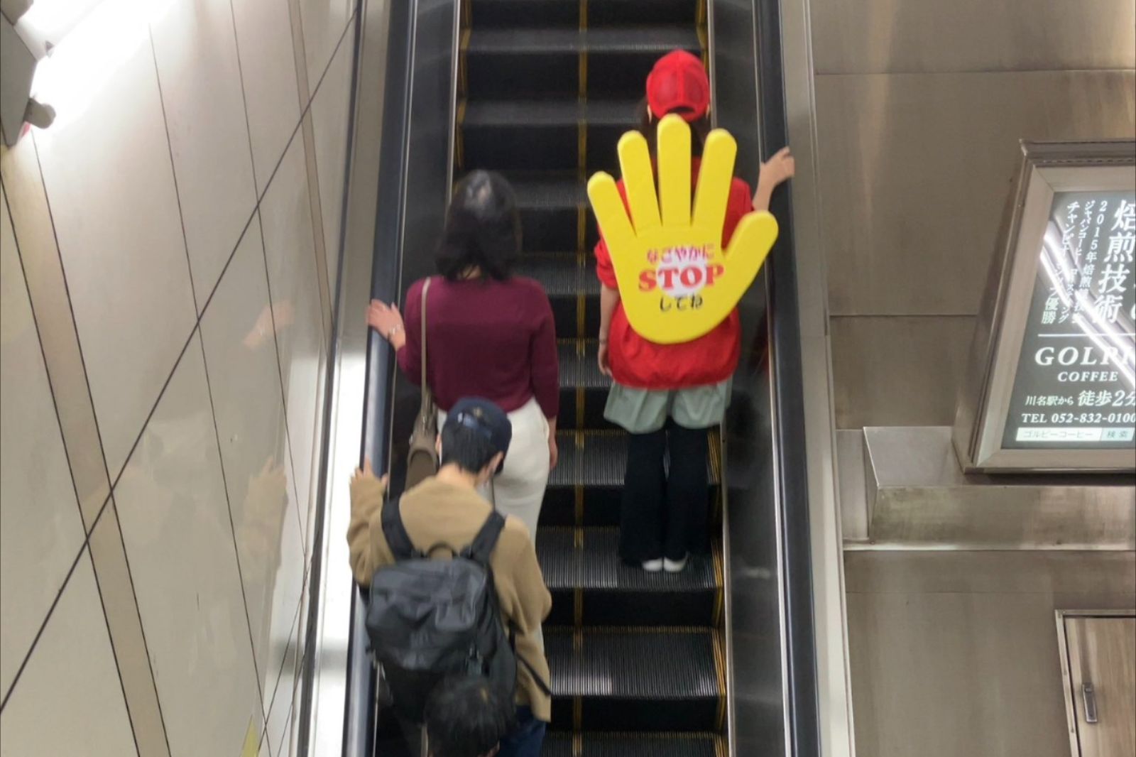 日本名古屋市明令電扶梯禁止行走，政策上路一年後大幅減少絆倒事件。（翻攝Ｘ@Rabbit_D06）