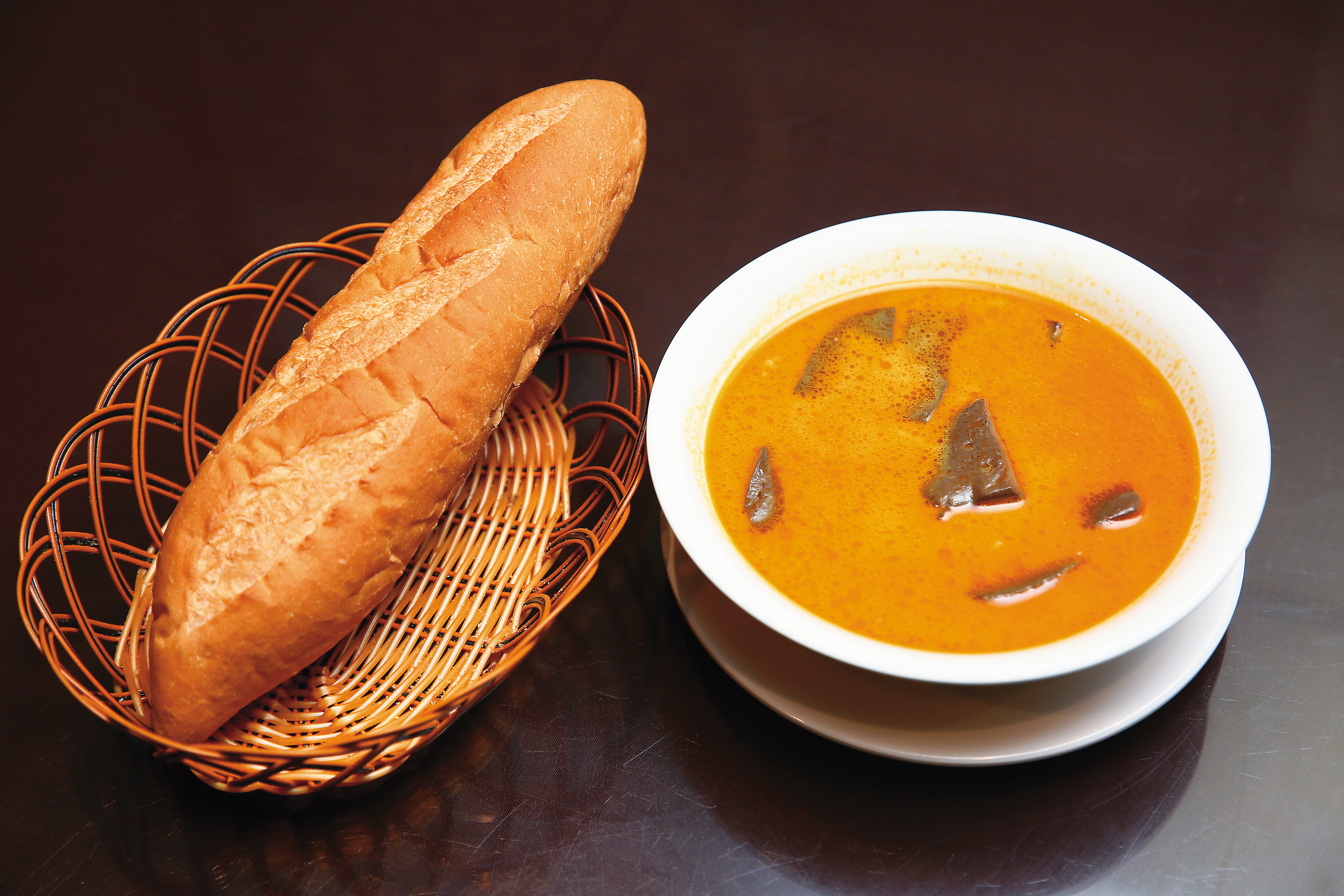 越南法式麵包由自家烘焙，搭配咖哩雞或咖哩血湯，是老饕級吃法。（麵包70元／條、咖哩血湯95元／份）