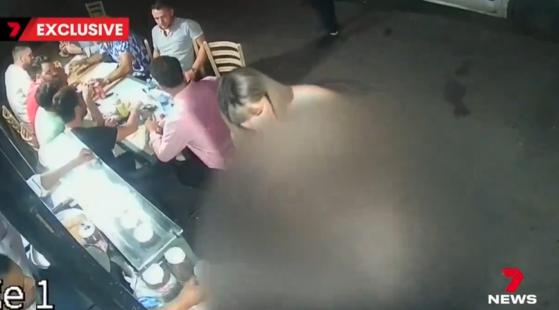 澳女慘遭5男集體性侵！她向烤肉店求助，有女客人先發現她的狀況並給予協助。（翻自《7 NEWS》）