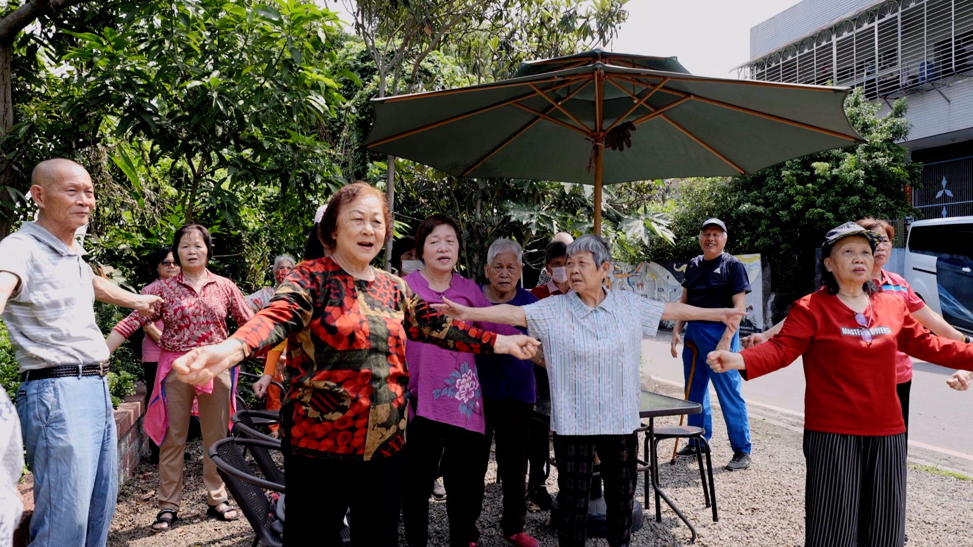 ▲種滿各式花草、設有休憩區的溪頭老街小院，讓里民也多了彼此交流的空間。