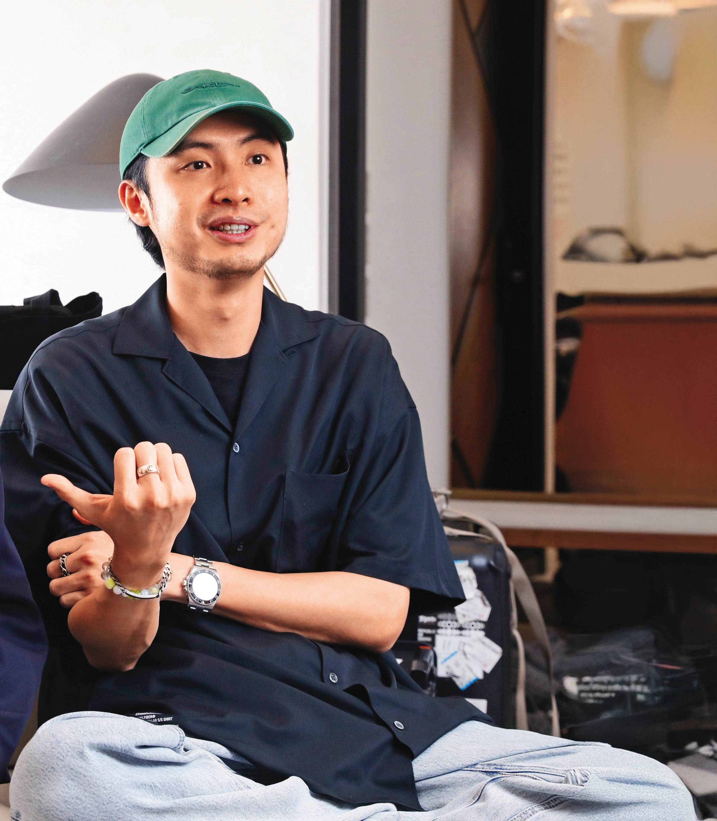 椅子樂團製作人黃榮毅認為,國際交流能拓展產業人脈,帶來機會。