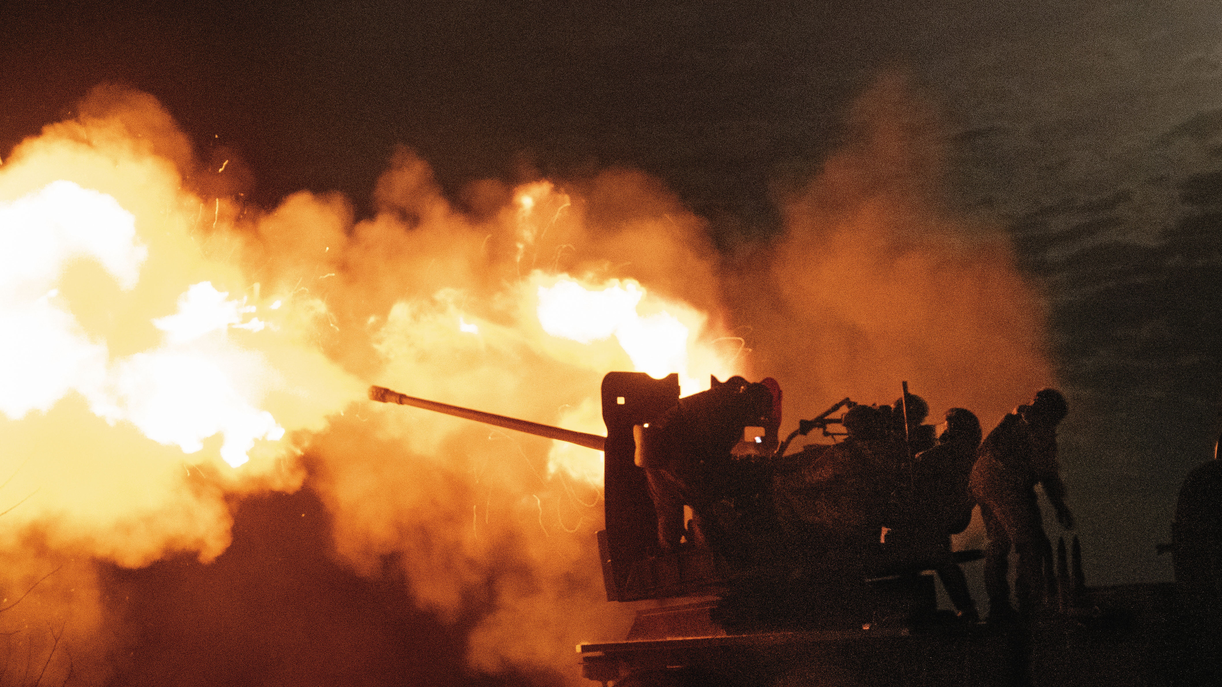 在夜色掩護下,烏克蘭士兵發射架在卡車上的AZP S-60火砲,57毫米的砲彈照亮了夜空。原本為防空目的打造的蘇聯時期高射砲,如今用來轟炸聶伯河對岸的俄羅斯陣地—一門為現代戰爭而重新改造的舊武器。