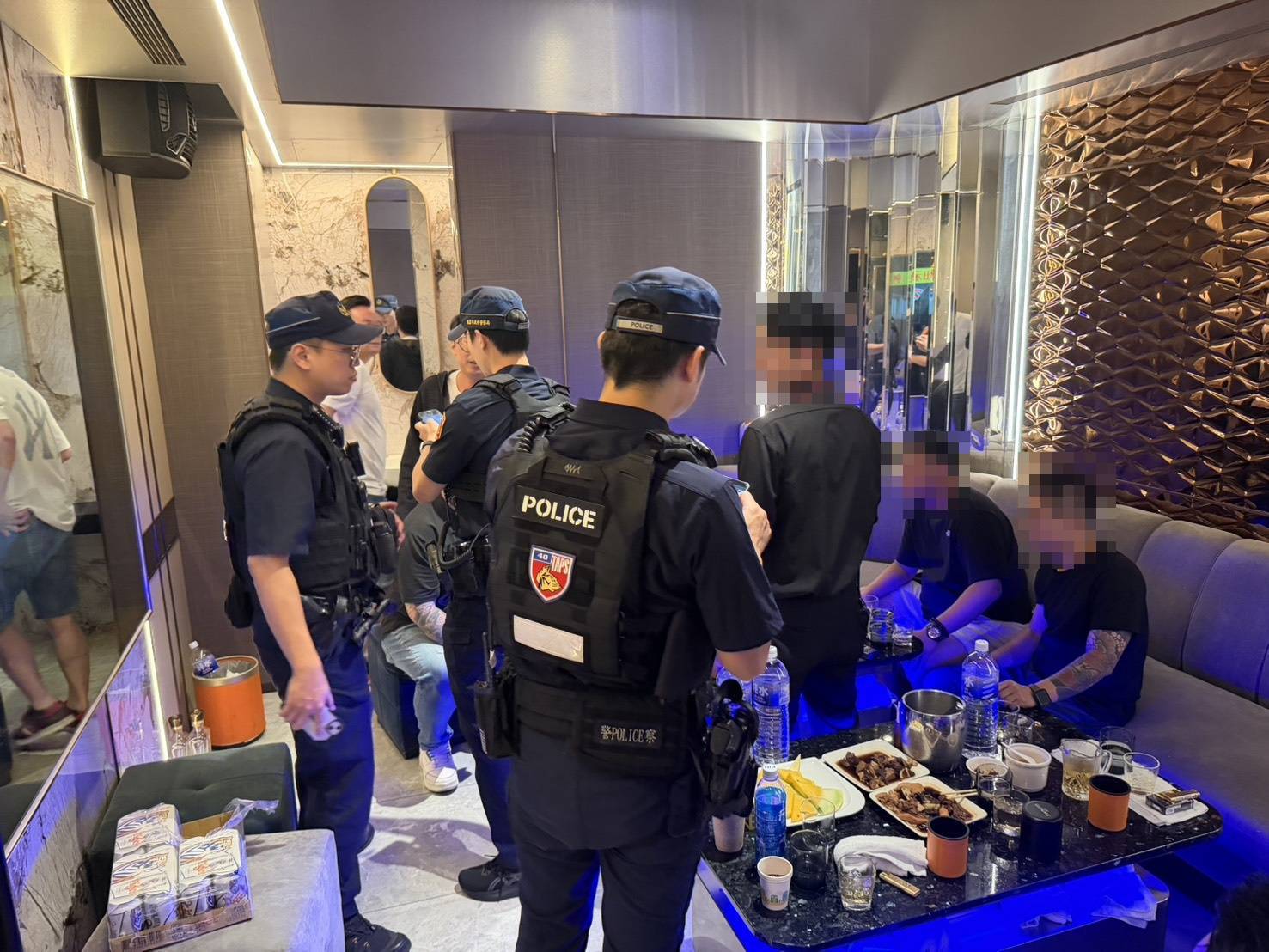 桃園警方週末執行擴大臨檢勤務,針對轄內易滋事場所加強巡查。(桃園警分局提供)