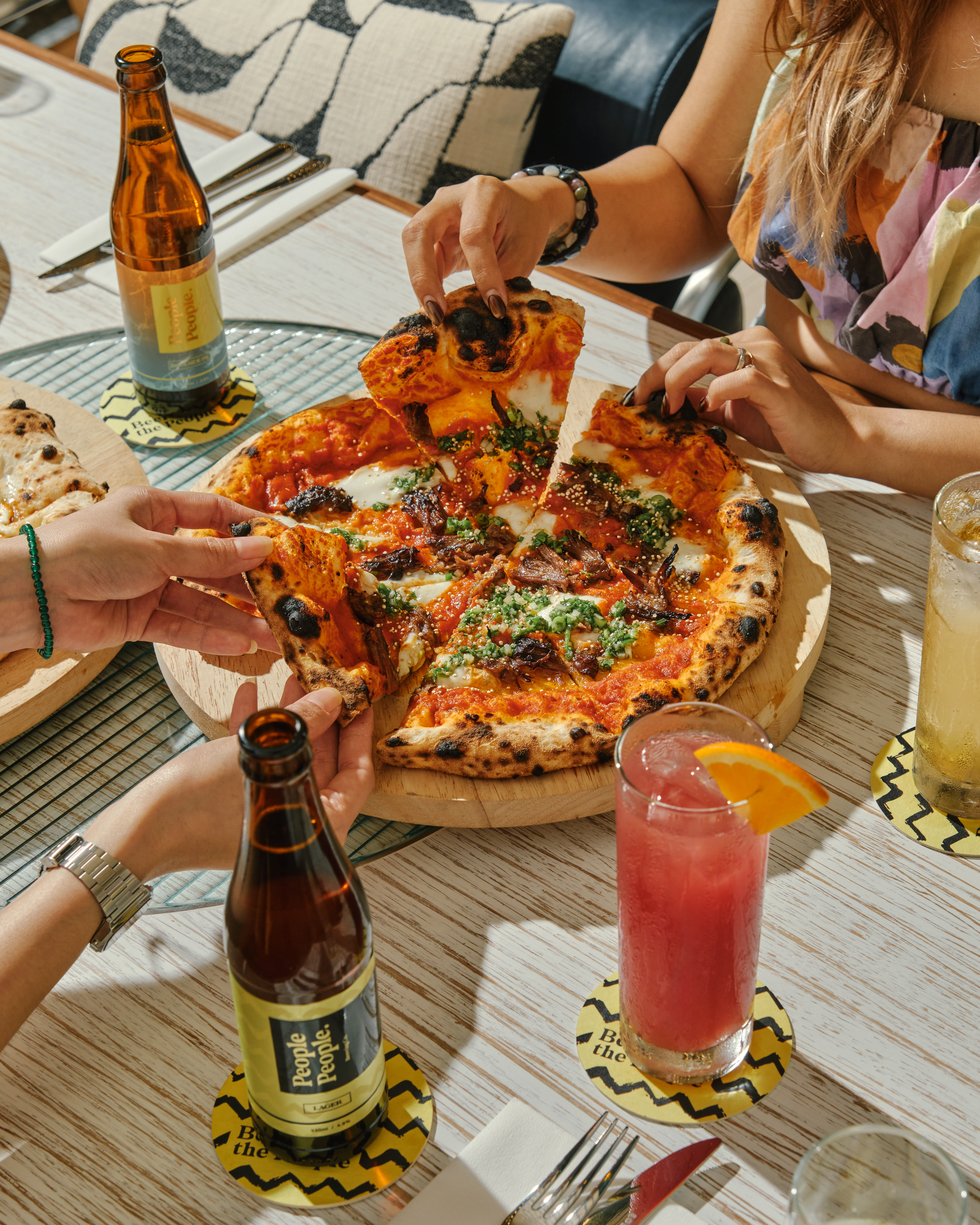 招牌之一的「Miso Beef Short Rib Pizza」適合好友一起分享。(Photo Credit:RYAN LOH)