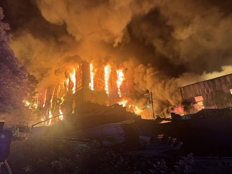 新北市五股區鐵皮舊衣工廠突然起火，歷時近12小時灌救，於今（13日）上午7時58分將火勢撲滅，所幸未造成人員傷亡。（翻攝畫面）