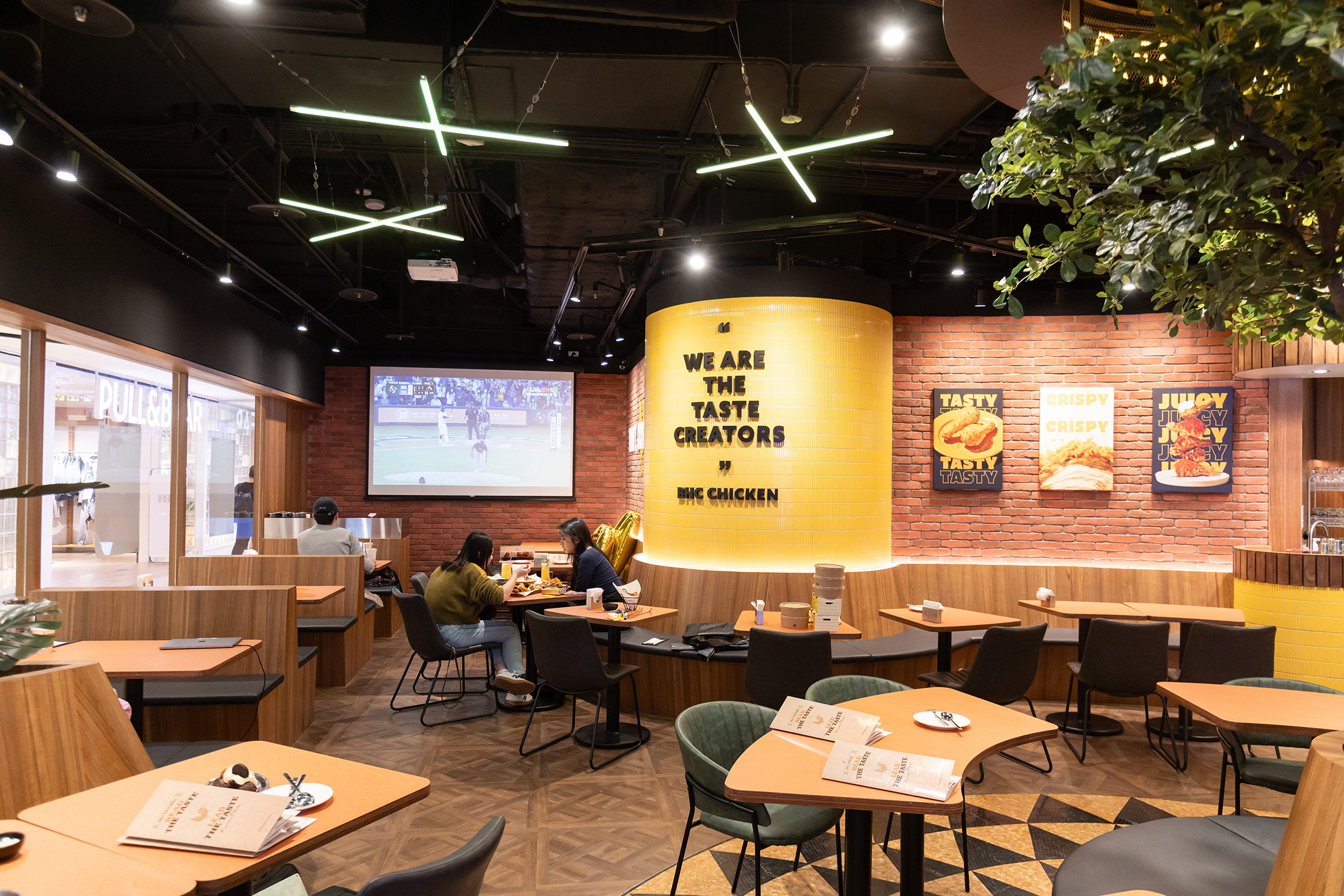 信義ATT店內用空間比大巨蛋店大逾3倍，佔地52坪，可容納62人，定位也從「外帶炸雞」轉向「信義夜聚新場域」。