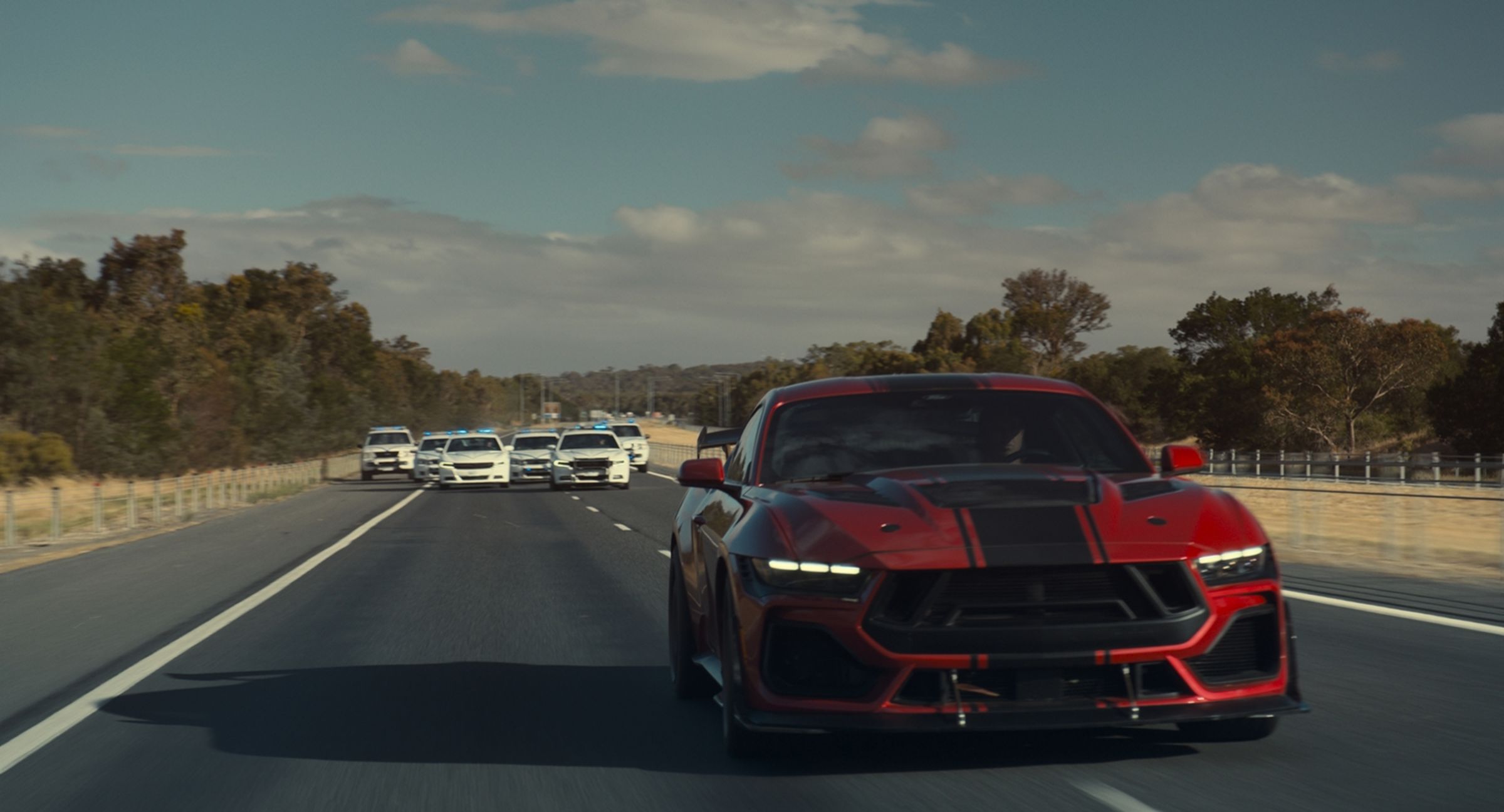 《即刻狂飆》出動紅黑配色的「2026 Shelby Super Snake」,這台車僅為美國市場限量生產300台。(車庫娛樂提供)