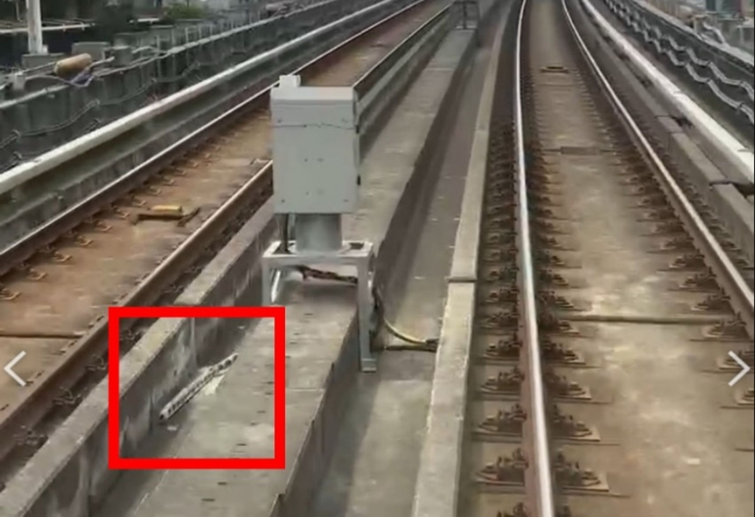桃園機捷今天上午發生電力異常情形,導致13班列車延誤,經查為附近建案工地掉落C型鋼導致。(桃市府提供)