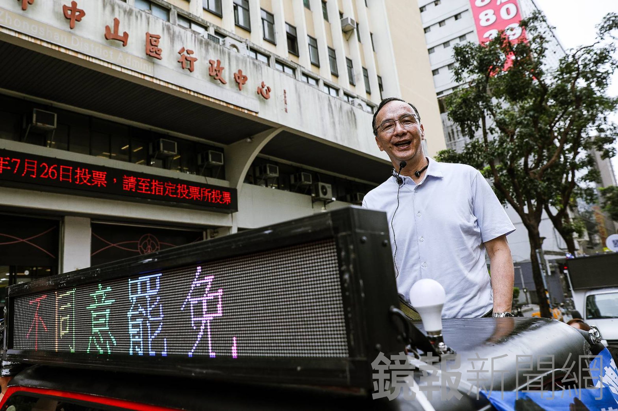 朱立倫掃街時回應關稅爭議,呼籲政府誠實面對民意。(鏡報鄒保祥攝)