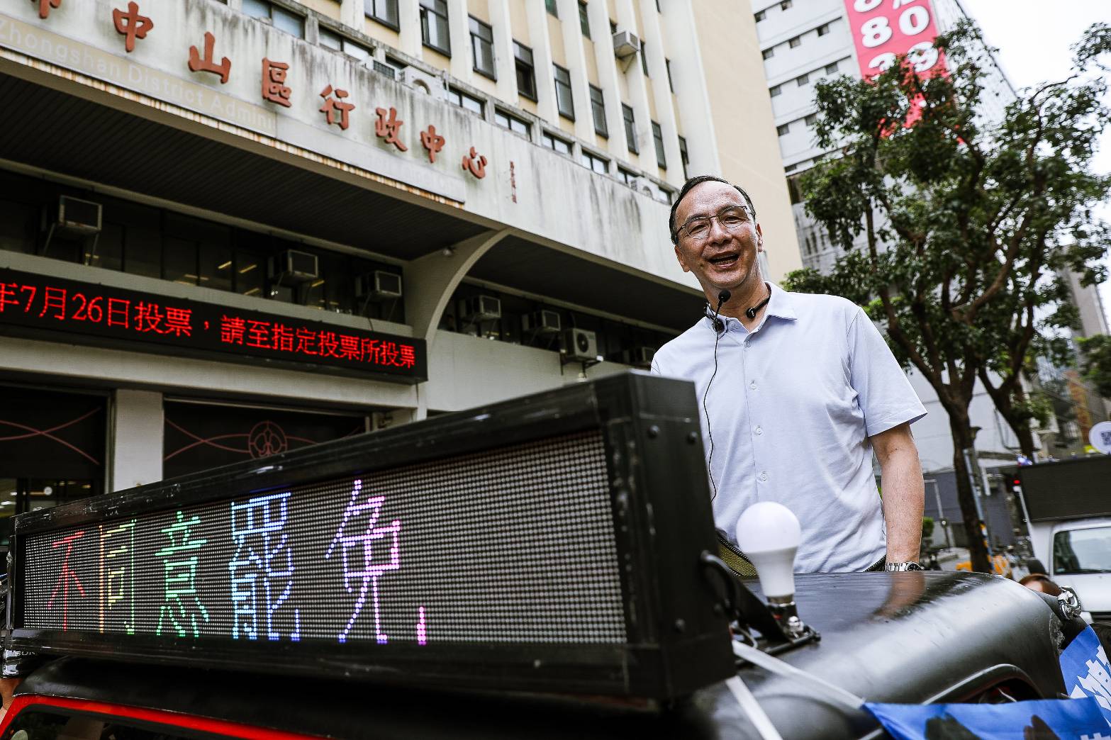 朱立倫掃街時回應關稅爭議，呼籲政府誠實面對民意。（鏡報鄒保祥攝）