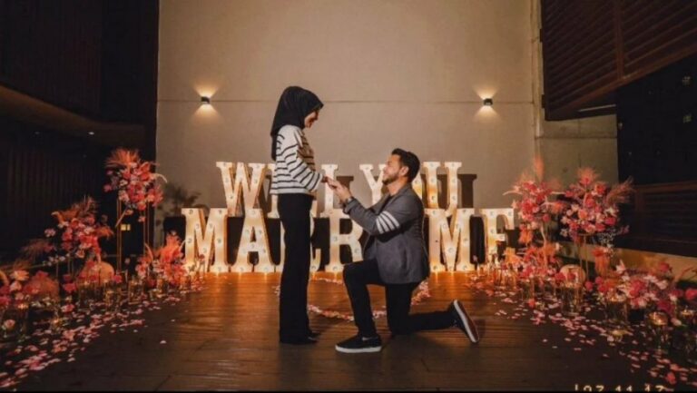 馬來西亞穆斯林女歌手因分享一張被男友單膝下跪求婚的照片，引發爭議。（翻攝自IG）