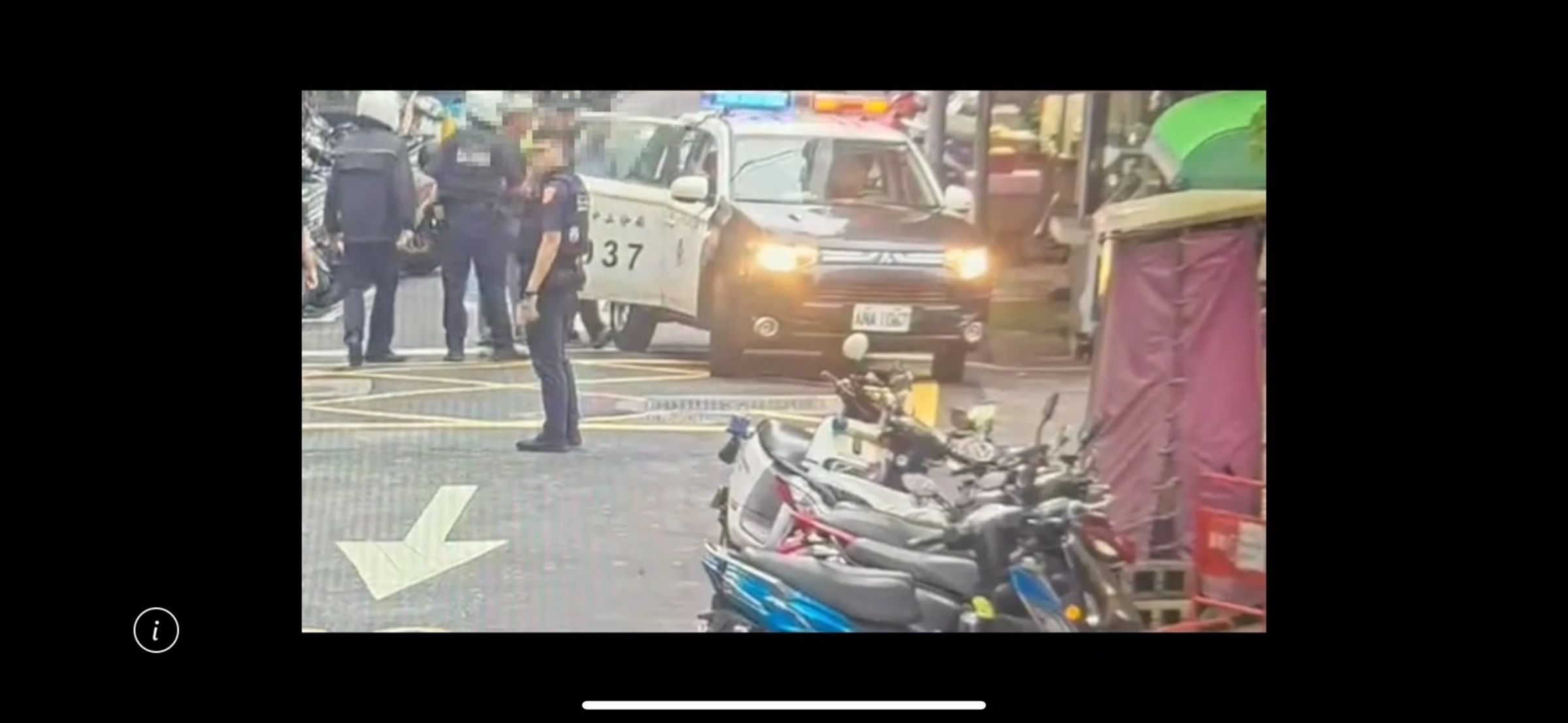 警方到場後將動手的胡男及李男等人帶回警局偵辦。(翻攝畫面)