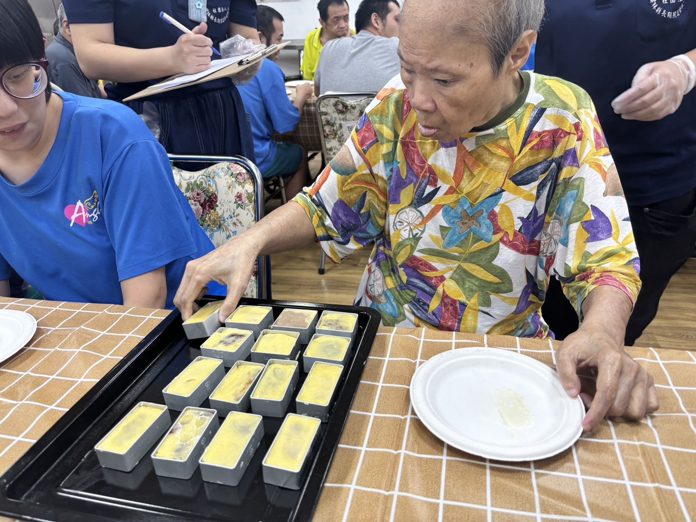 雲林縣身心障礙養護中心帶著服務對象們一起進行「月餅DIY」，共度中秋佳節。（雲林縣身心障礙養護中心提供）