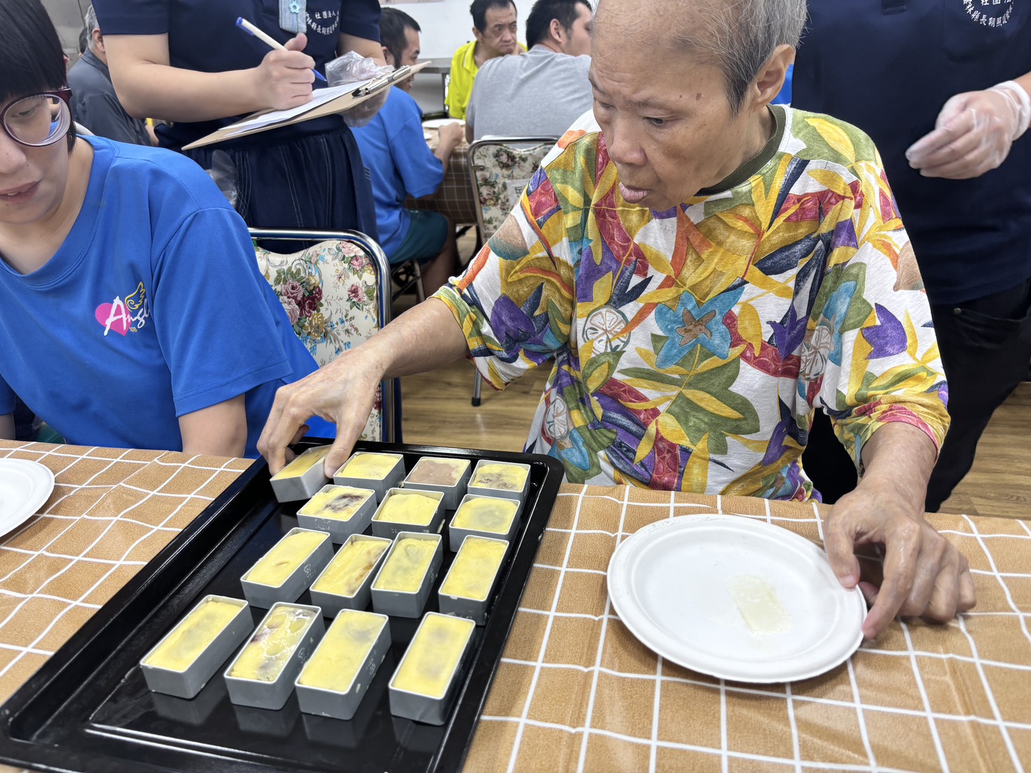 雲林縣身心障礙養護中心帶著服務對象們一起進行「月餅DIY」，共度中秋佳節。（雲林縣身心障礙養護中心提供）