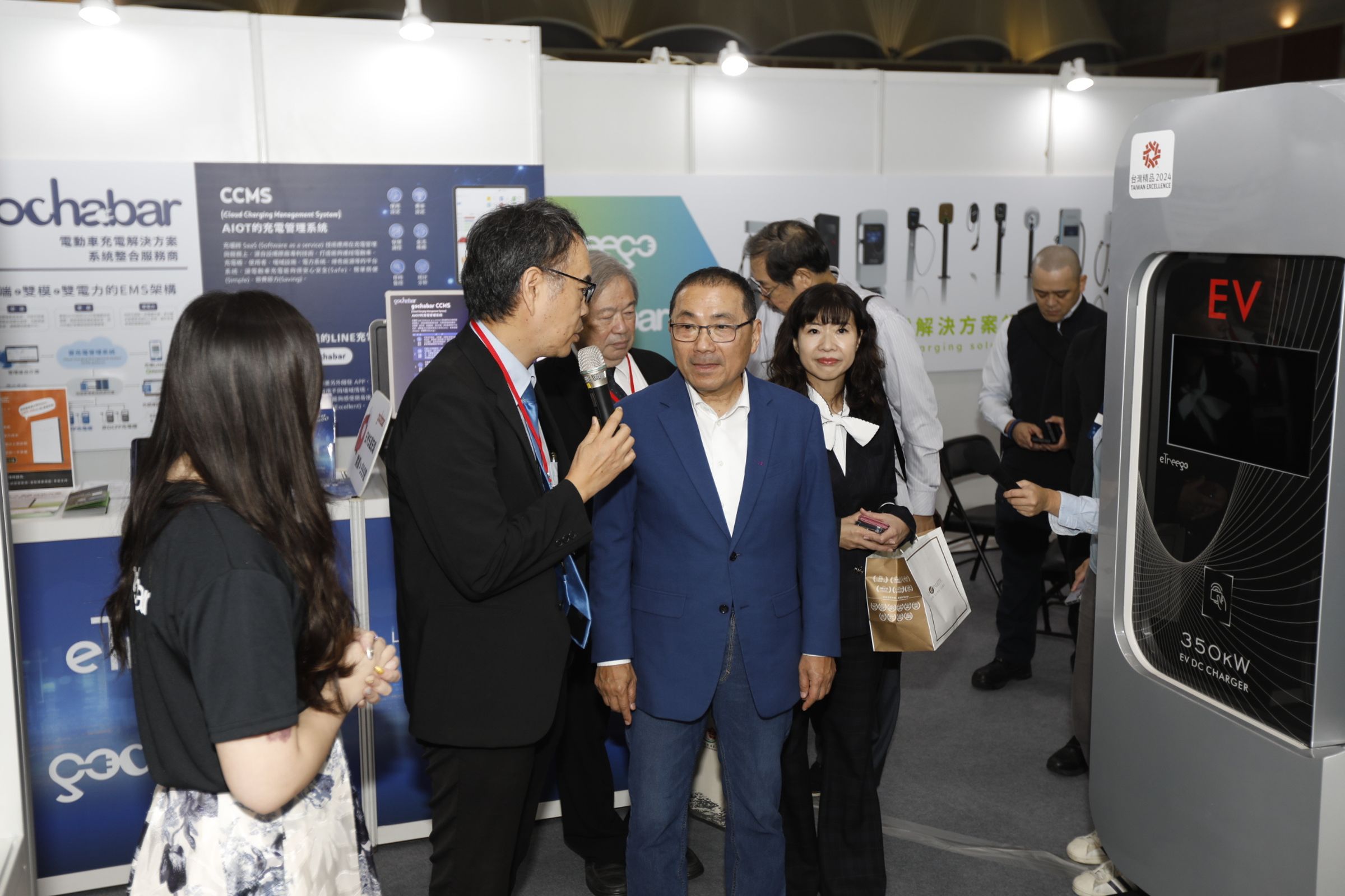 新北市長侯友宜出席2024新北電動車產業鏈博覽會,於B2B充電樁廠商聽取業者分享產業發展。
