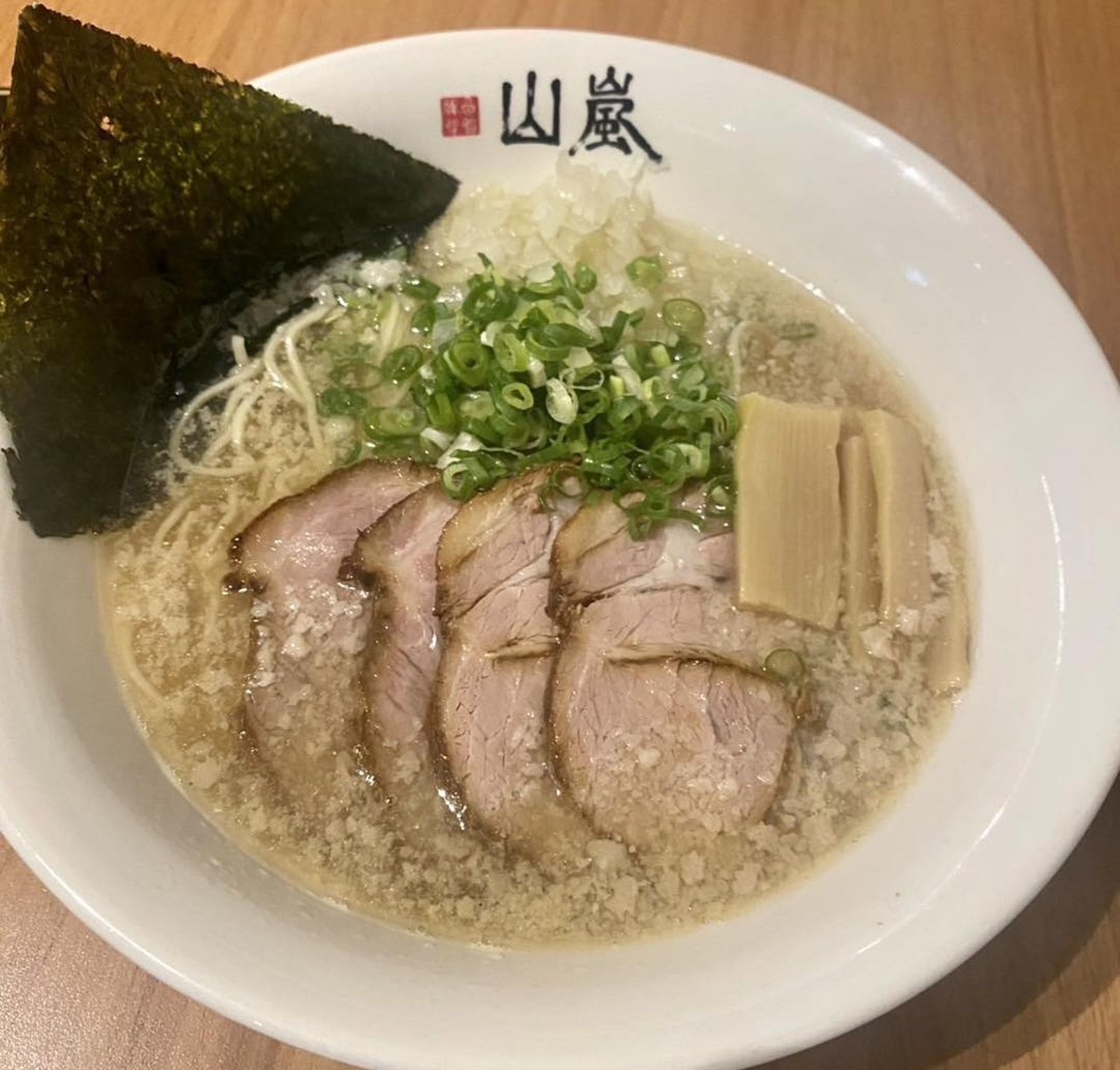 人氣連鎖拉麵「山嵐拉麵」宣布，大安店將於8月31日正式結束營業。（翻攝自臉書@山嵐拉麵 台灣總店）