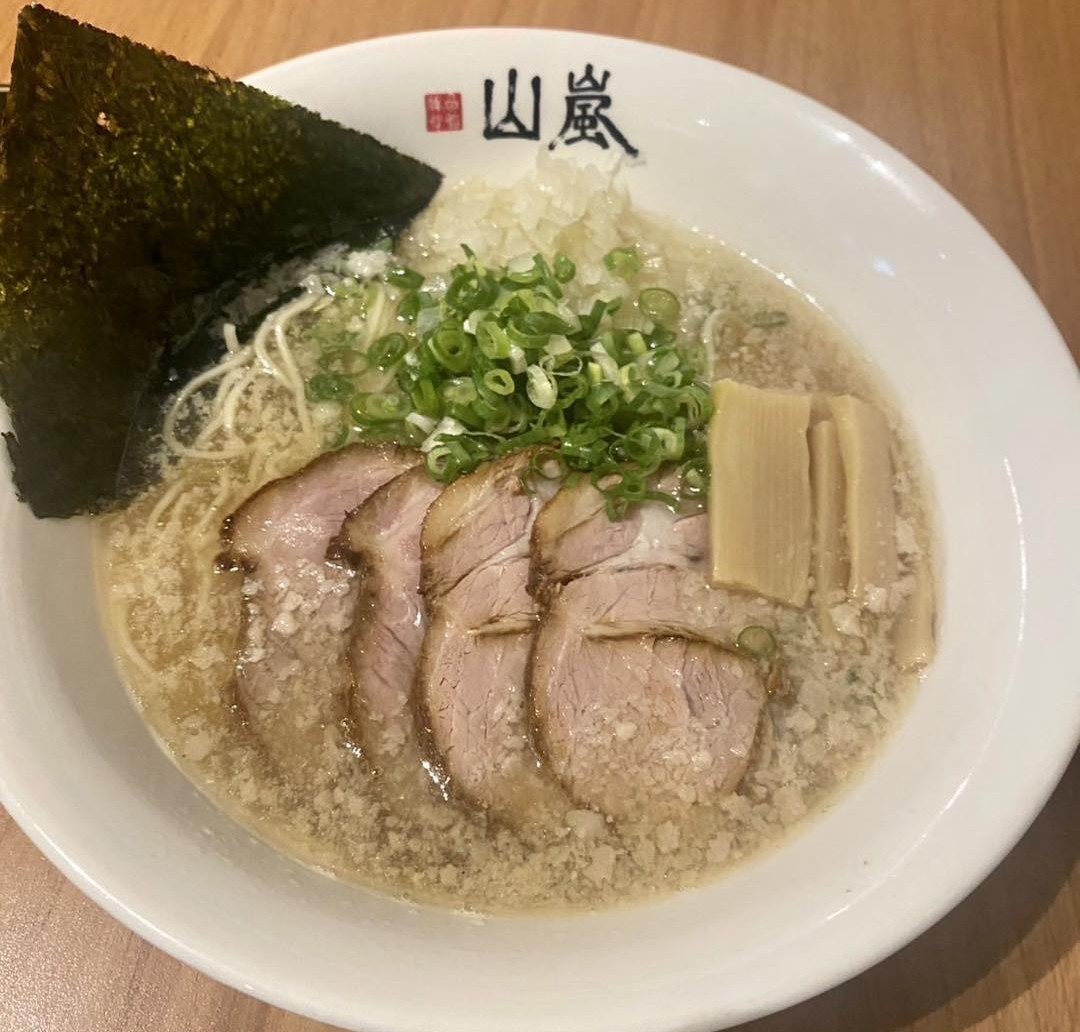 人氣連鎖拉麵「山嵐拉麵」宣布，大安店將於8月31日正式結束營業。（翻攝自臉書@山嵐拉麵 台灣總店）